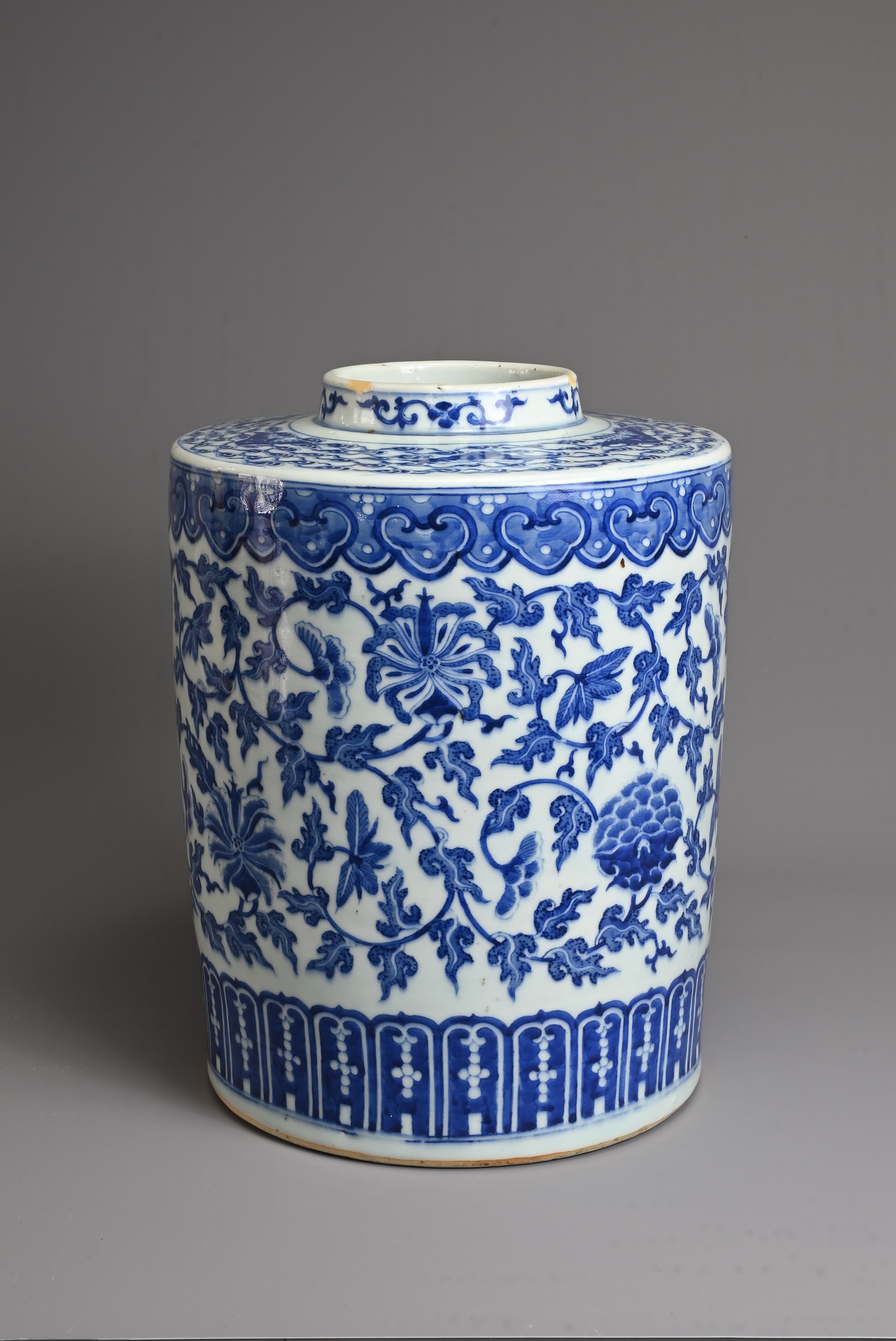 A LARGE CHINESE BLUE AND WHITE PORCELAIN JAR, LATE QING DYNASTY. Heavily potted of cylindrical - Image 3 of 9