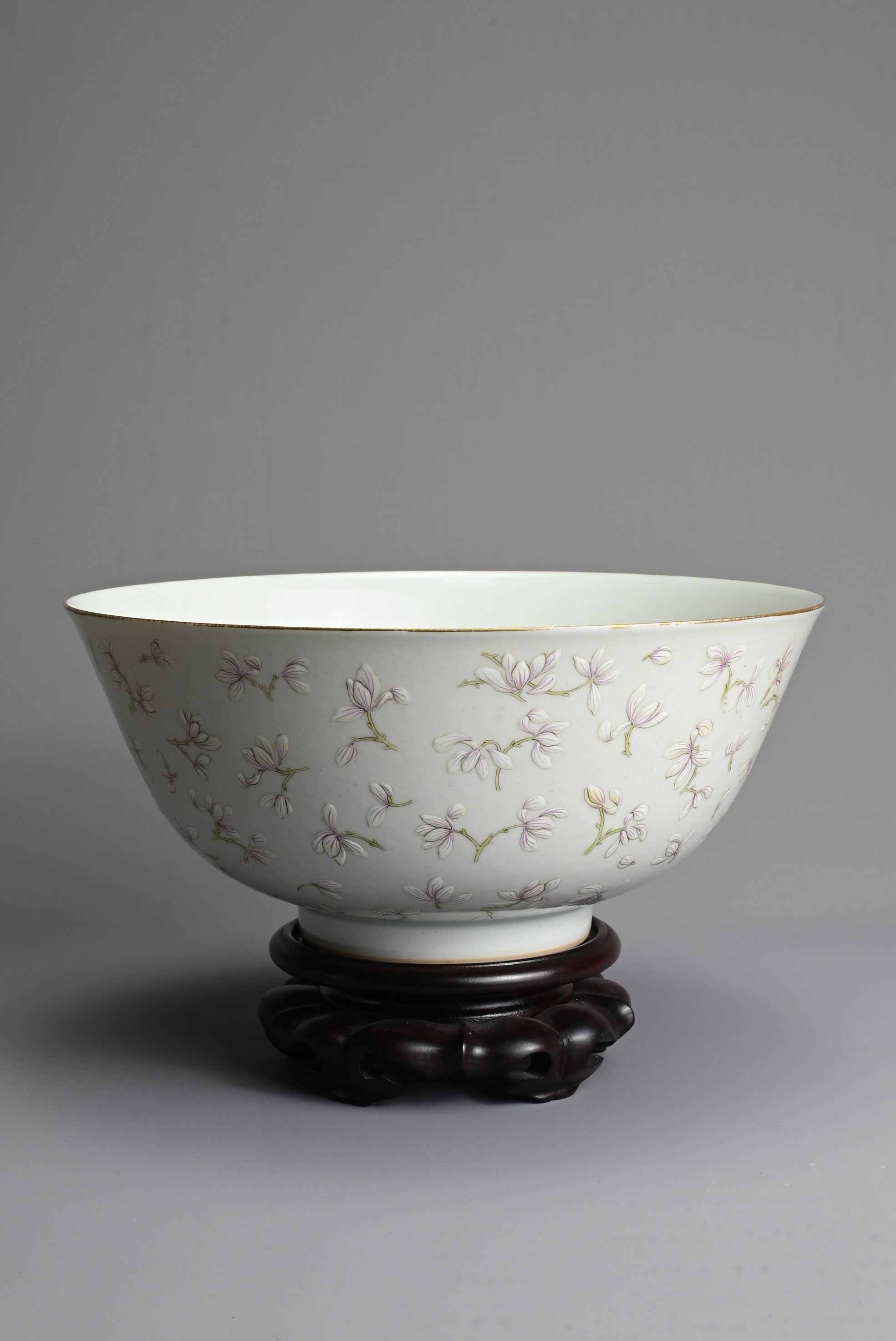 A CHINESE ENAMELLED PORCELAIN BOWL, SHENDE TANG ZHI, 19TH CENTURY. Finely potted with rounded - Bild 3 aus 8