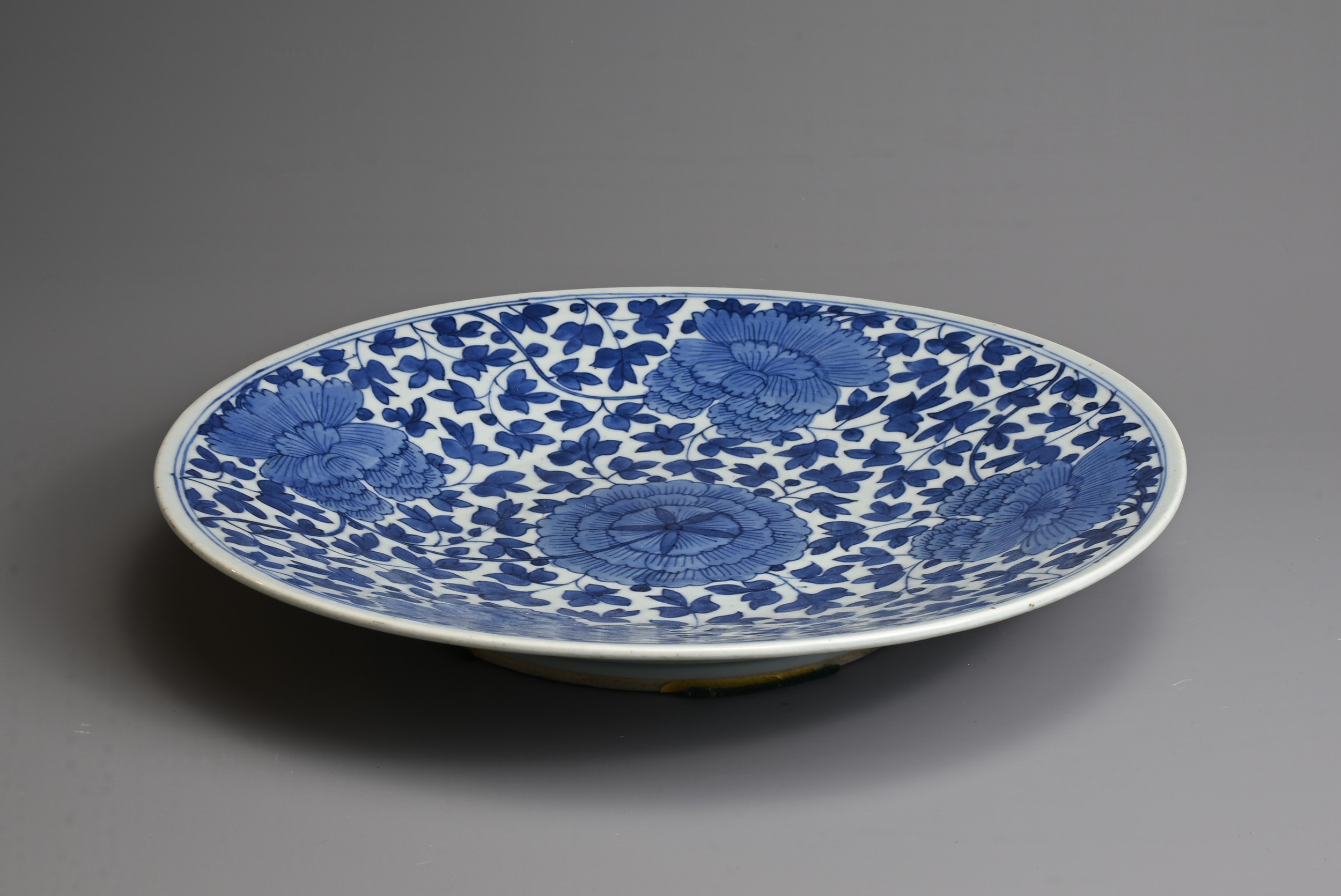 A LARGE CHINESE BLUE AND WHITE PORCELAIN DISH, QING DYNASTY. Decorated with large peony blooms - Image 8 of 8