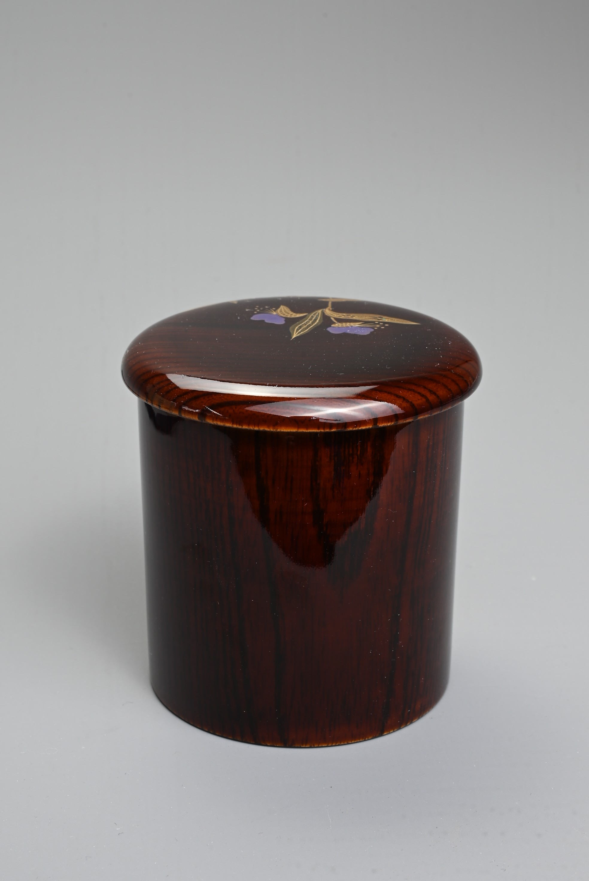 A CONTEMPORARY JAPANESE LACQUER CYLINDRICAL TEA CADDY AND COVER. Decorated in kinrinji-style maki- - Image 3 of 5