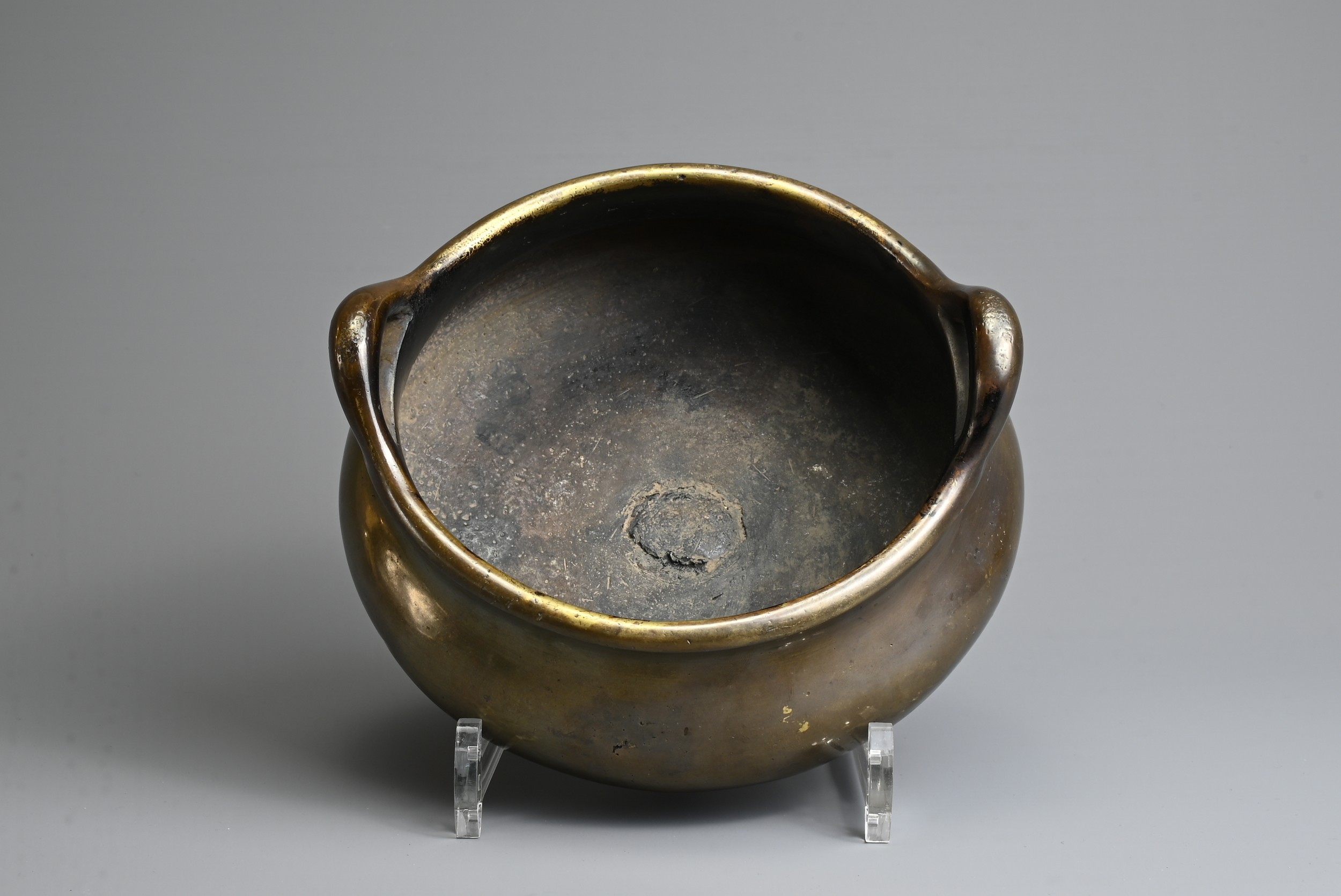 A RARE CHINESE BRONZE TRIPOD CENSER, XUANDE TANG ZHI, 18TH CENTURY. Heavily cast circular body - Image 7 of 8