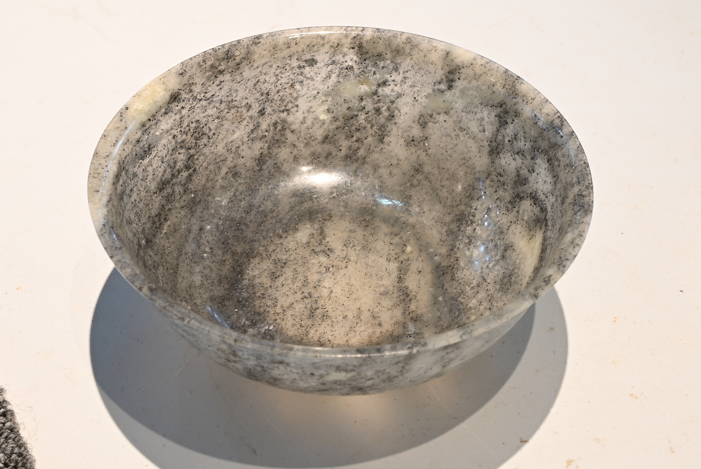 A FINE AND RARE PAIR OF CHINESE BLACK AND WHITE STRIATED NEPHRITE JADE BOWLS, 18/19TH CENTURY. - Image 25 of 32