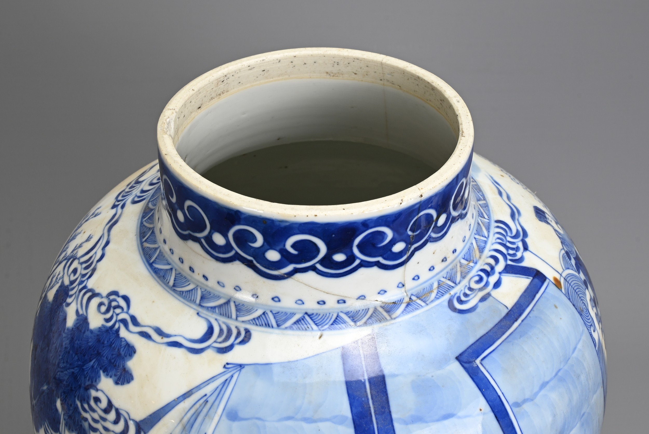 A CHINESE BLUE AND WHITE PORCELAIN JAR AND COVER, 18/19TH CENTURY. Of baluster form decorated with - Image 8 of 9