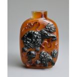 A CHINESE CARVED AGATE SNUFF BOTTLE, 19/20TH CENTURY. Of flattened ovoid form finely carved in