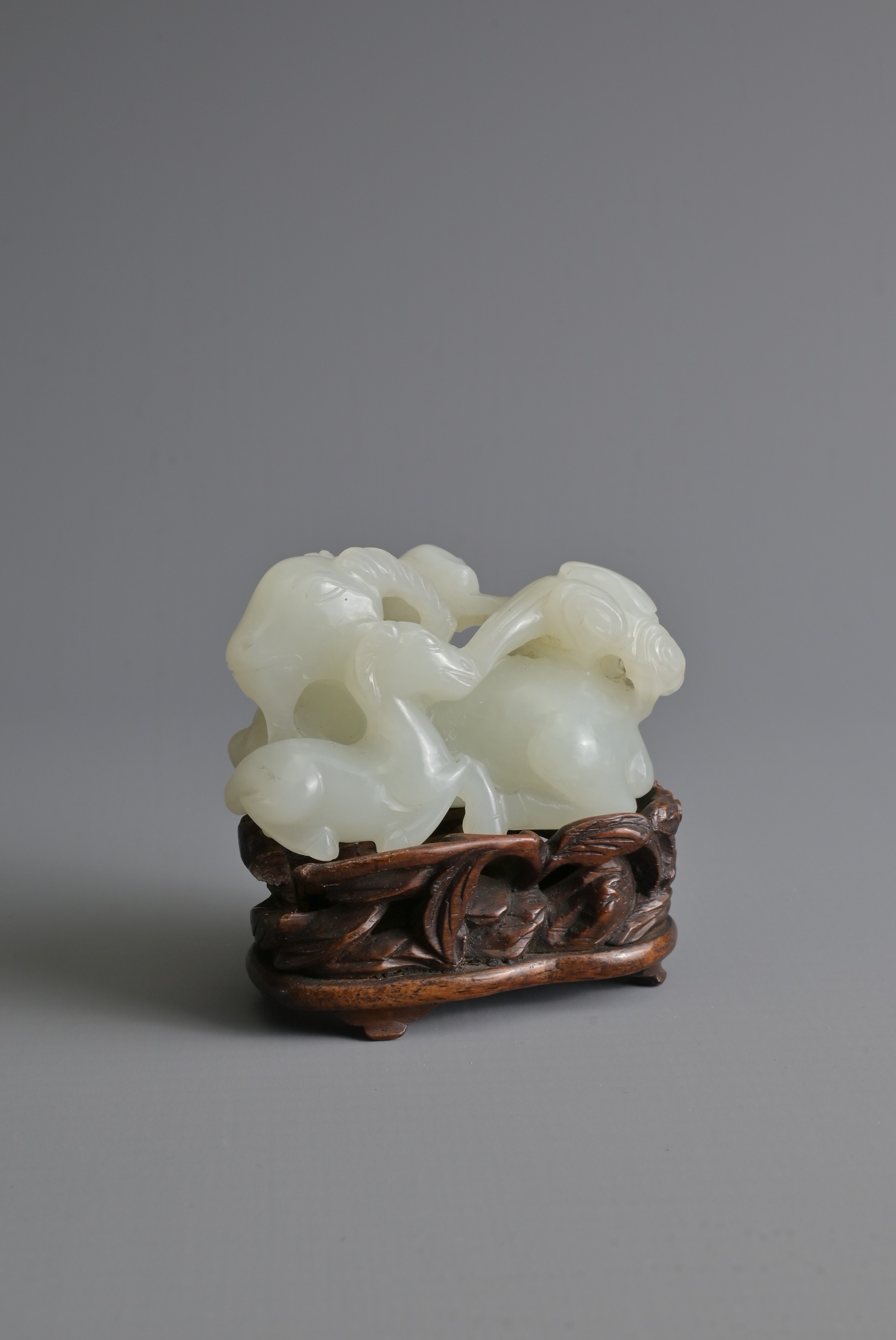 A CHINESE WHITE JADE DEER GROUP ON WOODEN STAND, 19/20TH CENTURY. Carved and pierced in the form - Bild 2 aus 8