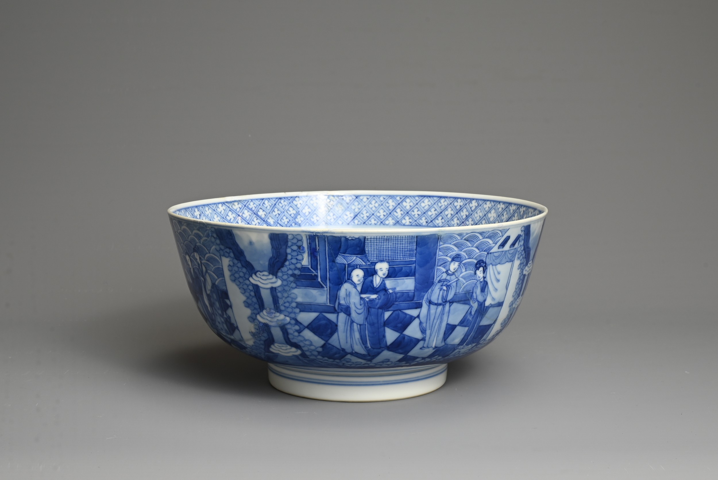 A CHINESE BLUE AND WHITE PORCELAIN BOWL, KANGXI PERIOD. Decorated with scene from the 'Romance of - Bild 2 aus 9