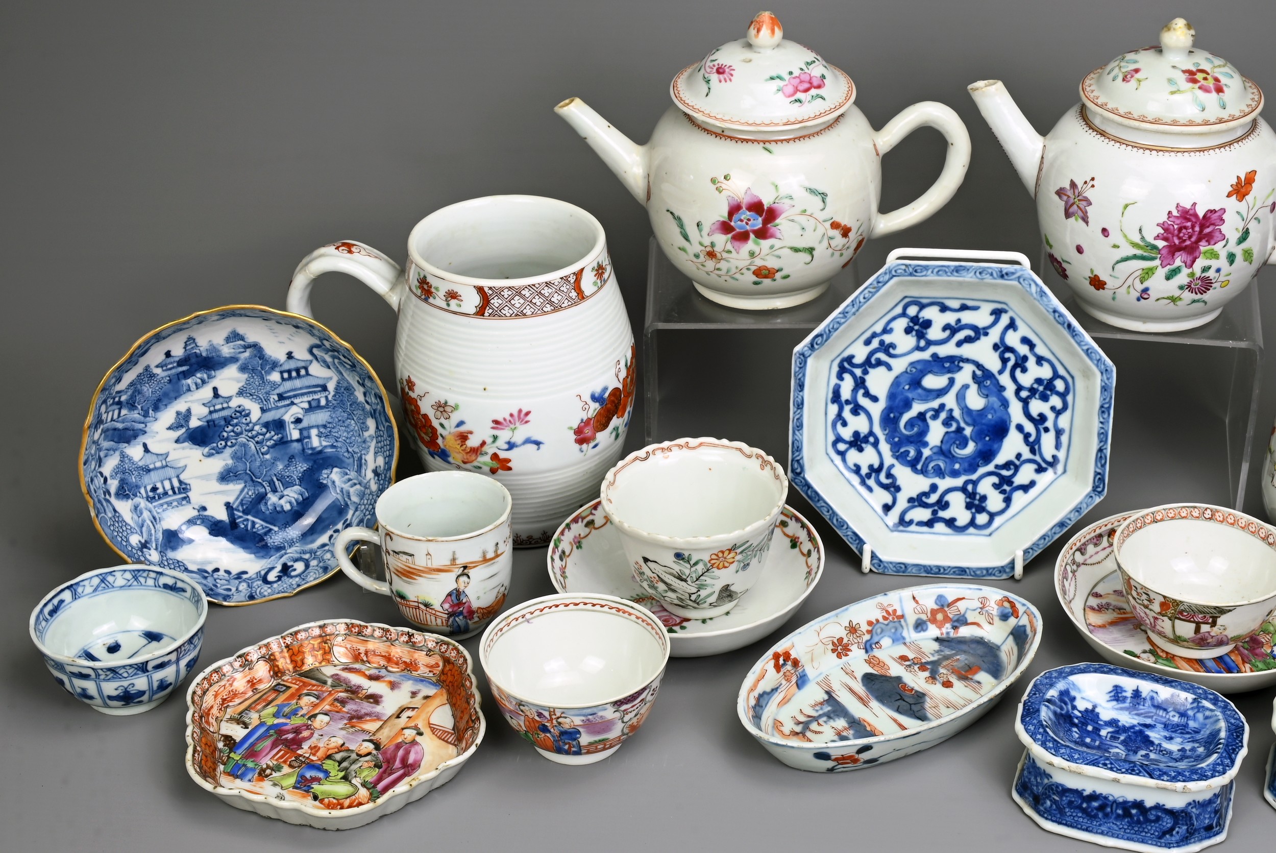 A QUANTITY OF CHINESE EXPORT PORCELAIN ITEMS, 18TH CENTURY. Famille rose and blue and white - Image 2 of 9