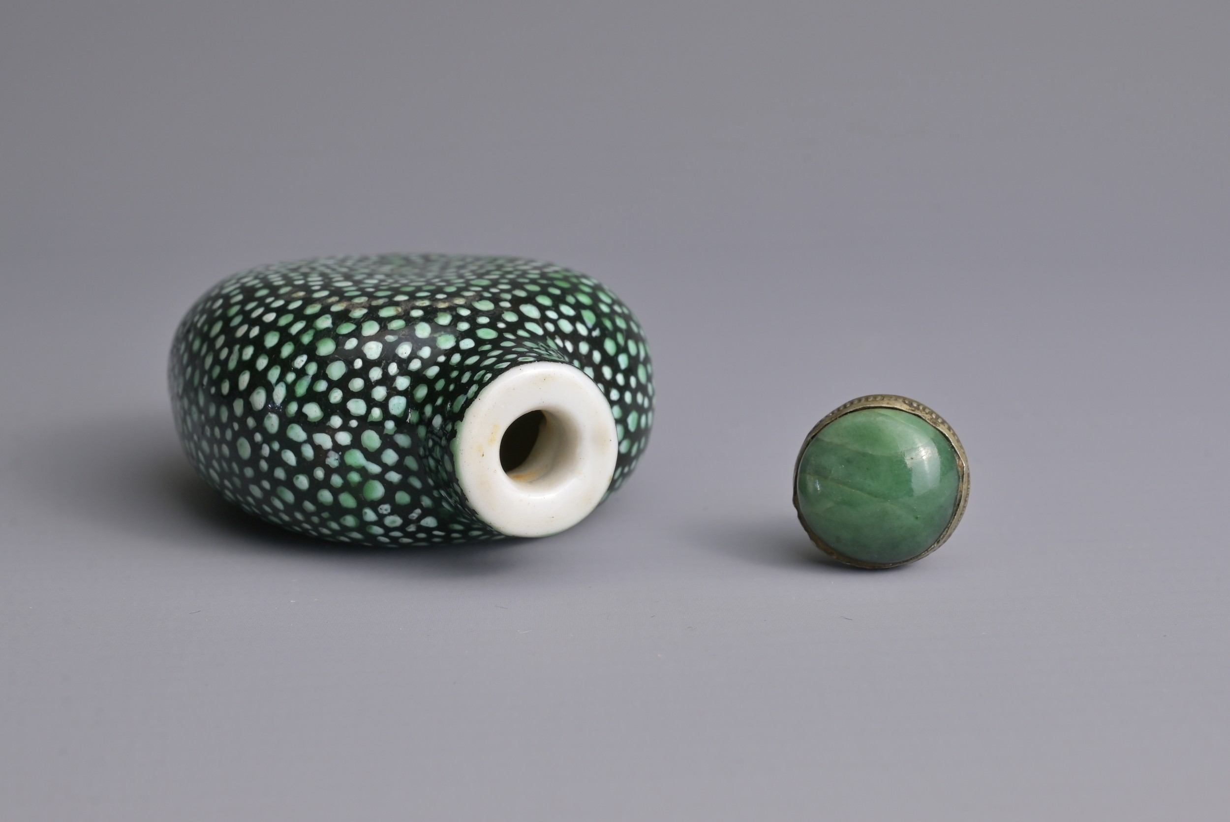 A CHINESE SHAGREEN IMITATION PORCELAIN SNUFF BOTTLE, QING DYNASTY. Of flattened globular form - Bild 7 aus 7