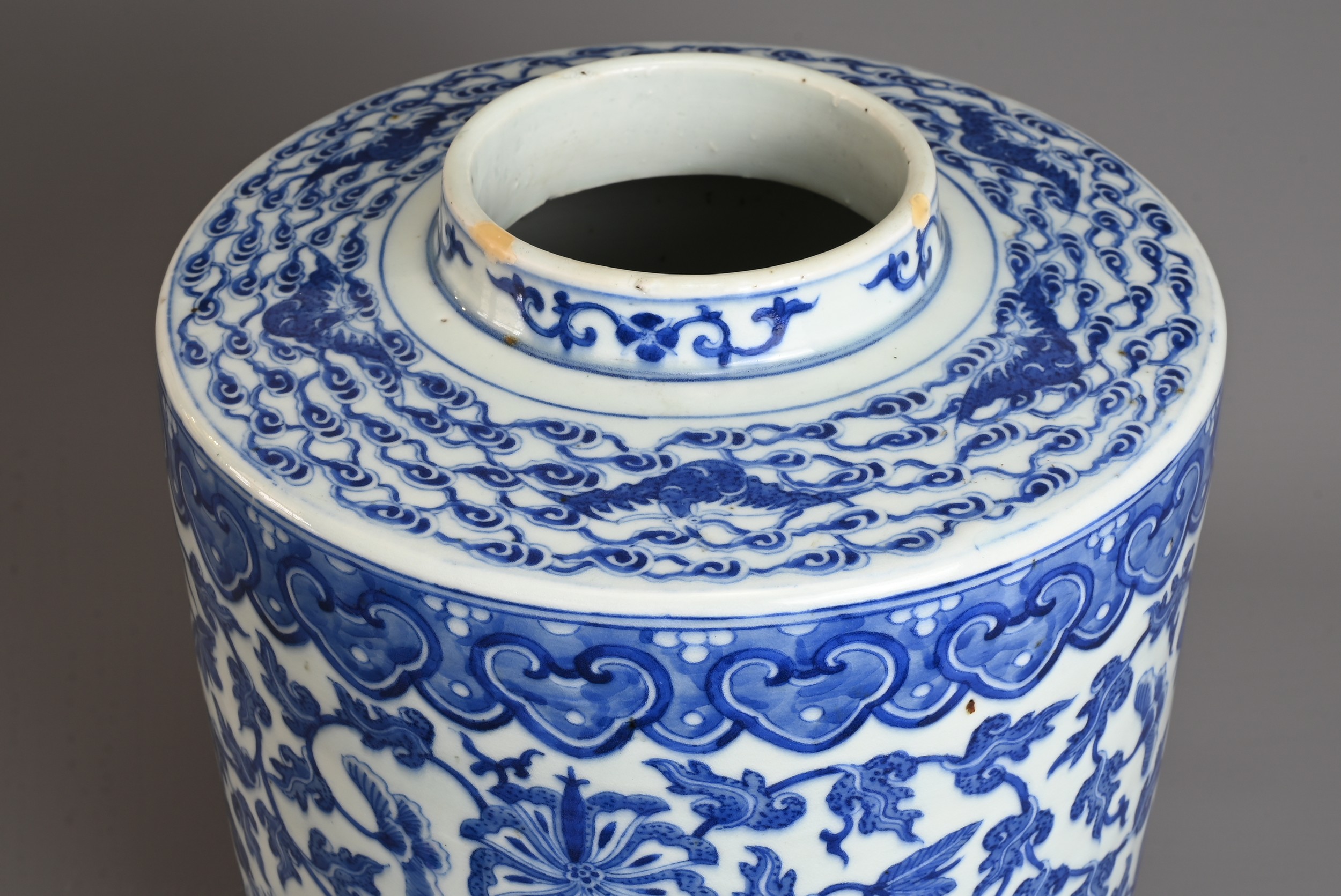 A LARGE CHINESE BLUE AND WHITE PORCELAIN JAR, LATE QING DYNASTY. Heavily potted of cylindrical - Image 4 of 9