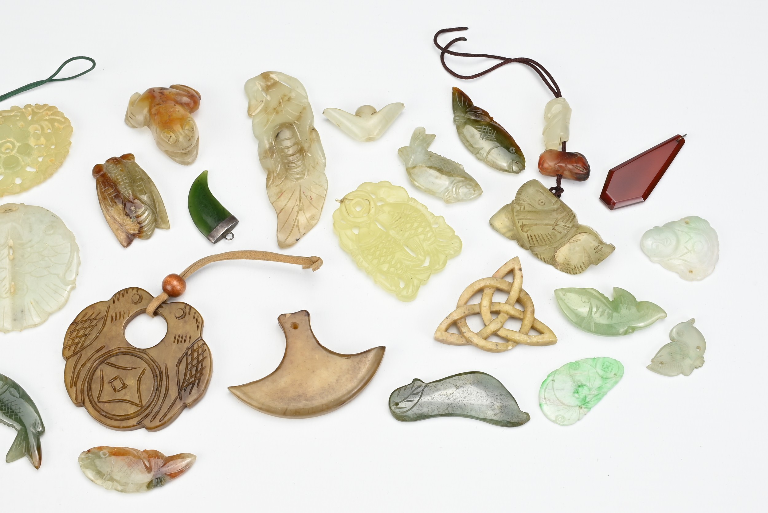 A QUANTITY OF CHINESE AND OTHER JADES AND AGATE CARVINGS AND PENDANTS, 19/20TH CENTURY. OF various - Image 3 of 4