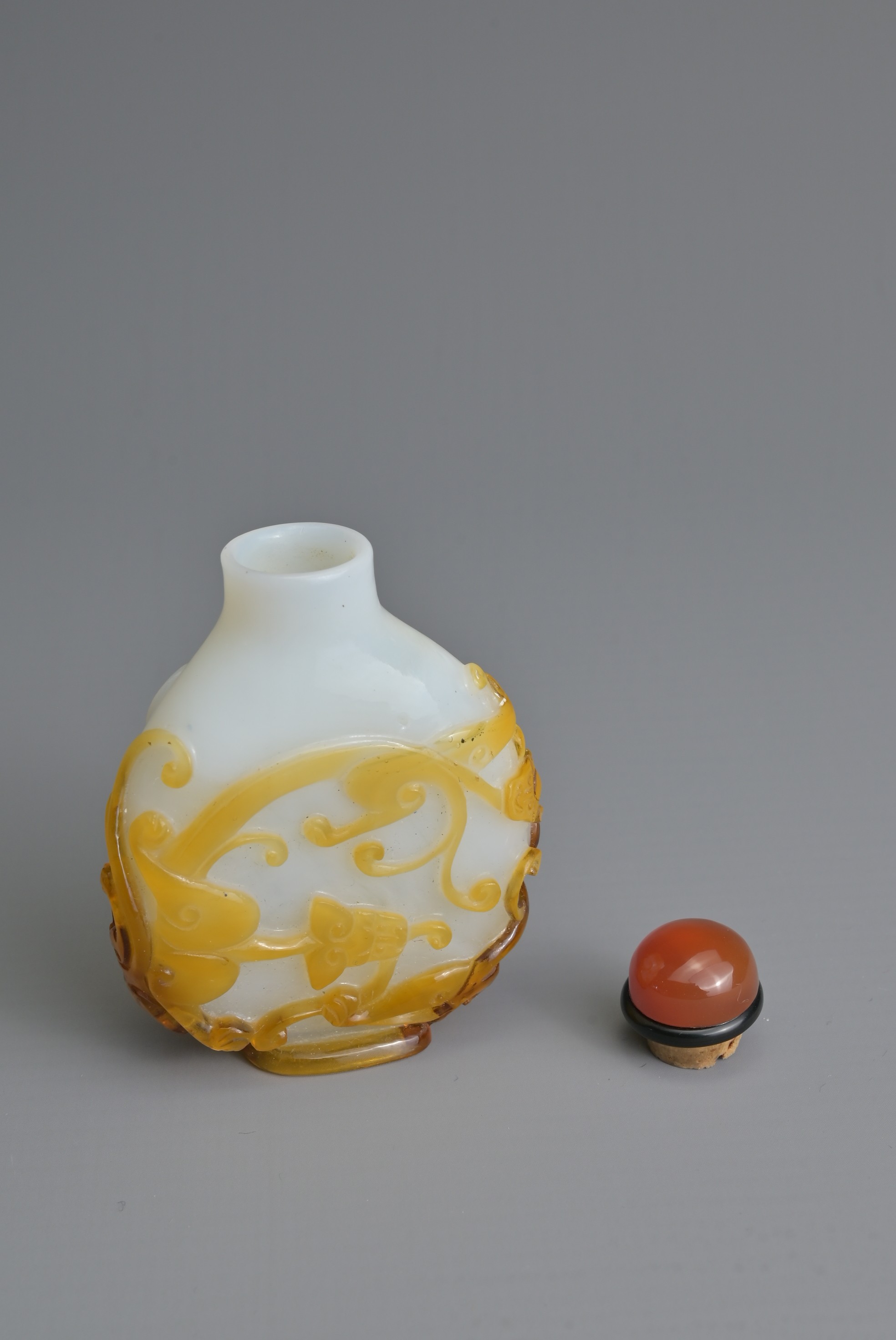 A CHINESE AMBER OVERLAY GLASS SNUFF BOTTLE, QING DYNASTY. Of flattened ovoid form featuring - Image 7 of 7