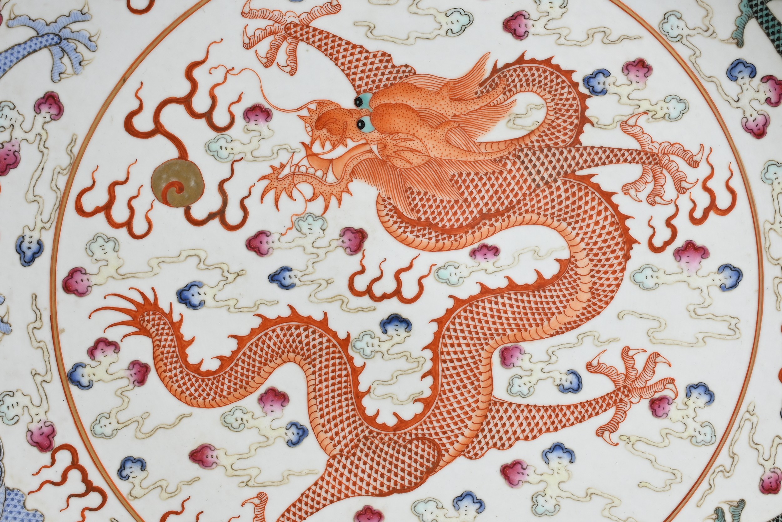 A LARGE CHINESE FAMILLE ROSE PORCELAIN DRAGON DISH, 19/20TH CENTURY. With deep rounded sides - Image 5 of 10