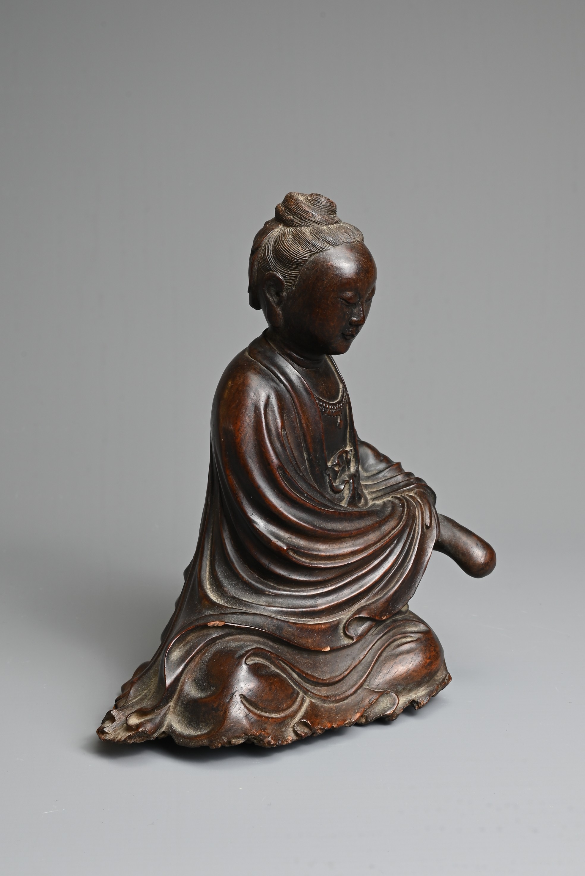 A VERY FINE CHINESE ALOESWOOD 'CHENXIANGMU' CARVING OF GUANYIN, 18TH CENTURY - Image 6 of 9