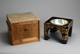 A JAPANESE MEIJI PERIOD (1869-1912) BLACK AND GILT LACQUER STAND AND WHITE METAL CUP WASHER (