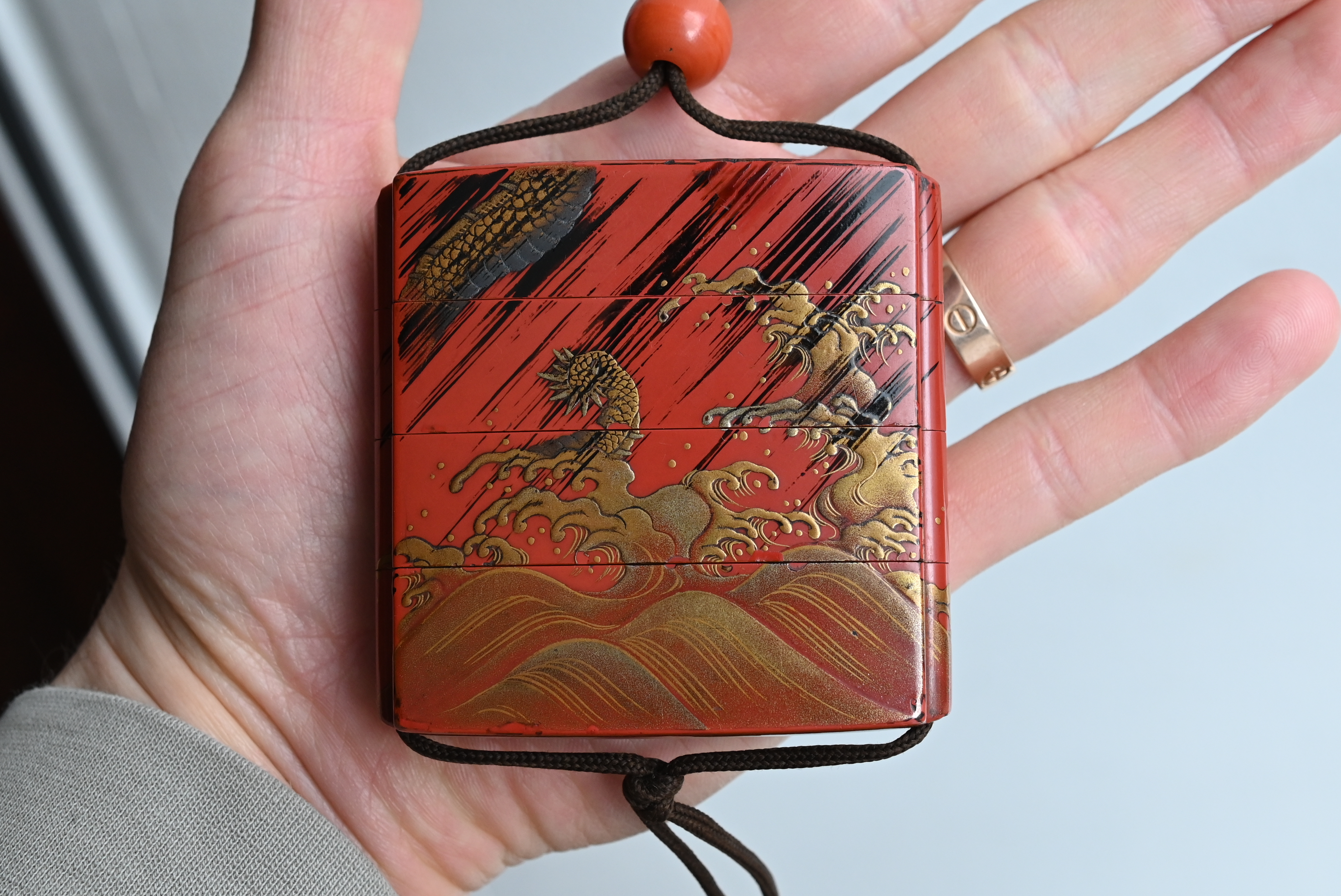 A JAPANESE EDO PERIOD (MID-19TH CENTURY) RED LACQUER INRO - Image 11 of 13