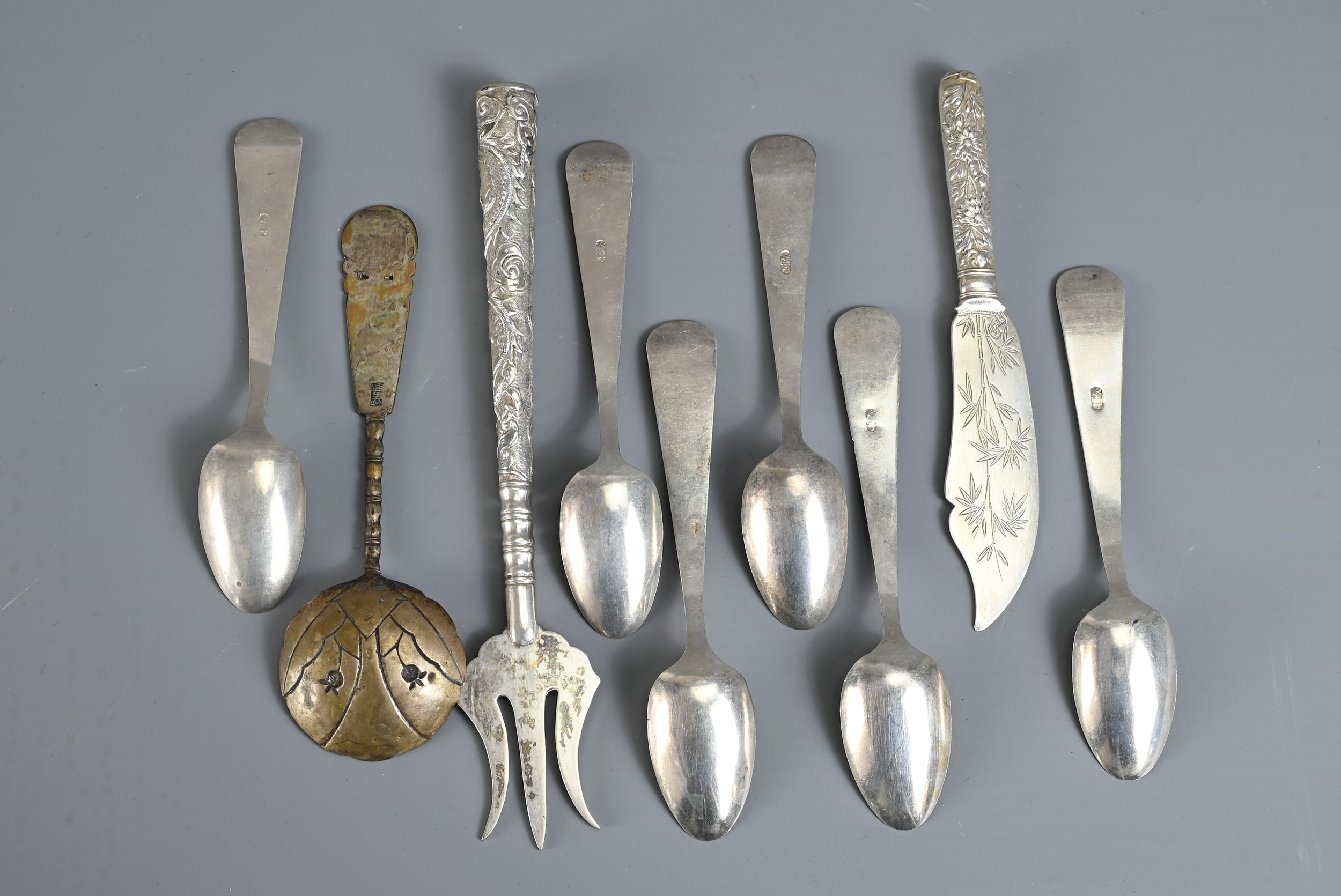 A GROUP OF CHINESE EXPORT SILVER ITEMS, 19/20TH CENTURY. To include a toast rack, stamped Tai Hua in - Image 3 of 6