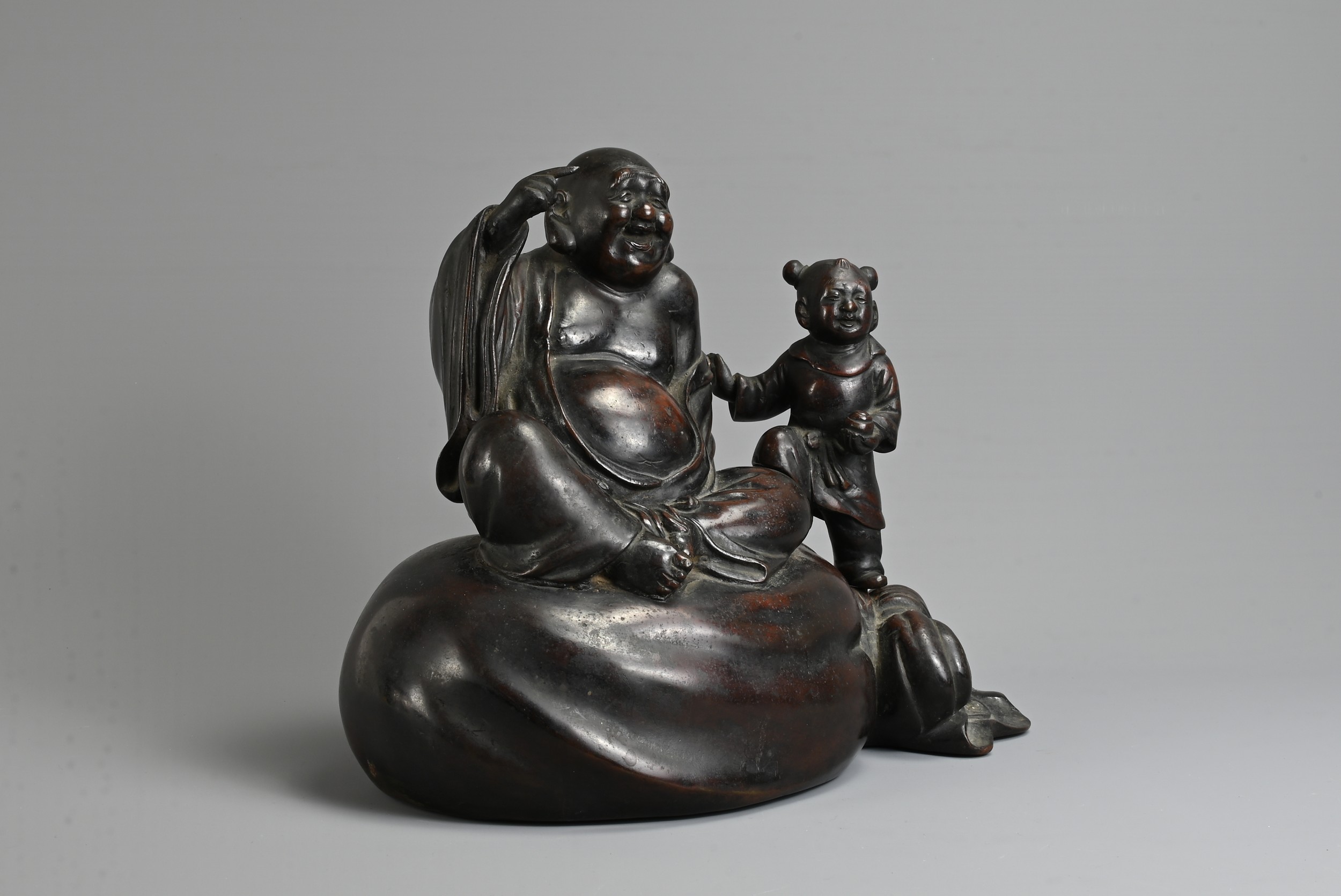 A JAPANESE LATE MEIJI PERIOD (1868-1912) BRONZE OKIMONO OF HOTEI AND KARAKO BY HONMA TAKUSEI III ( - Image 5 of 5