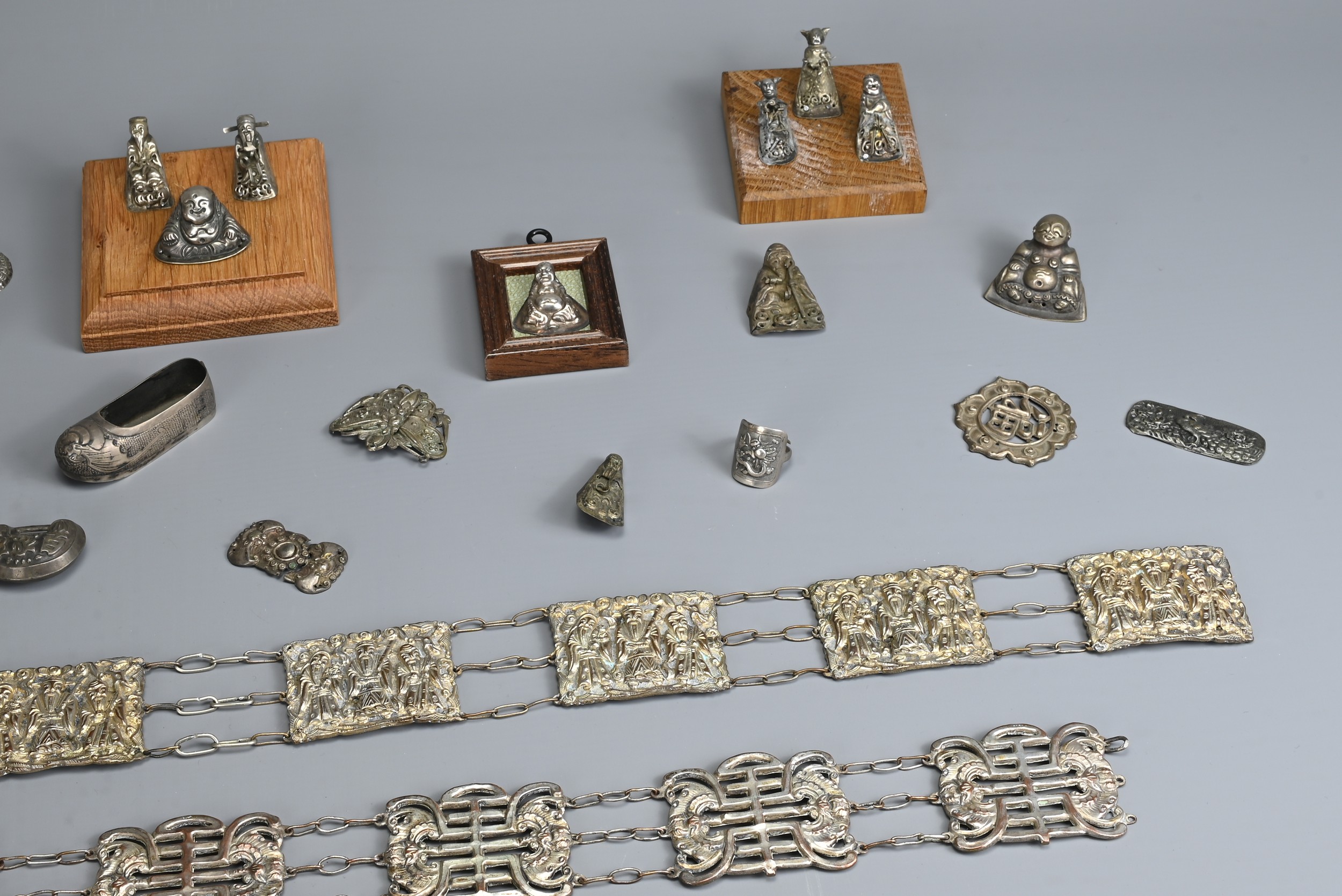 A GROUP OF CHINESE SILVER, METAL WARE AND MOTHER OF PEARL ITEMS, EARLY 20TH CENTURY. To include - Image 3 of 7