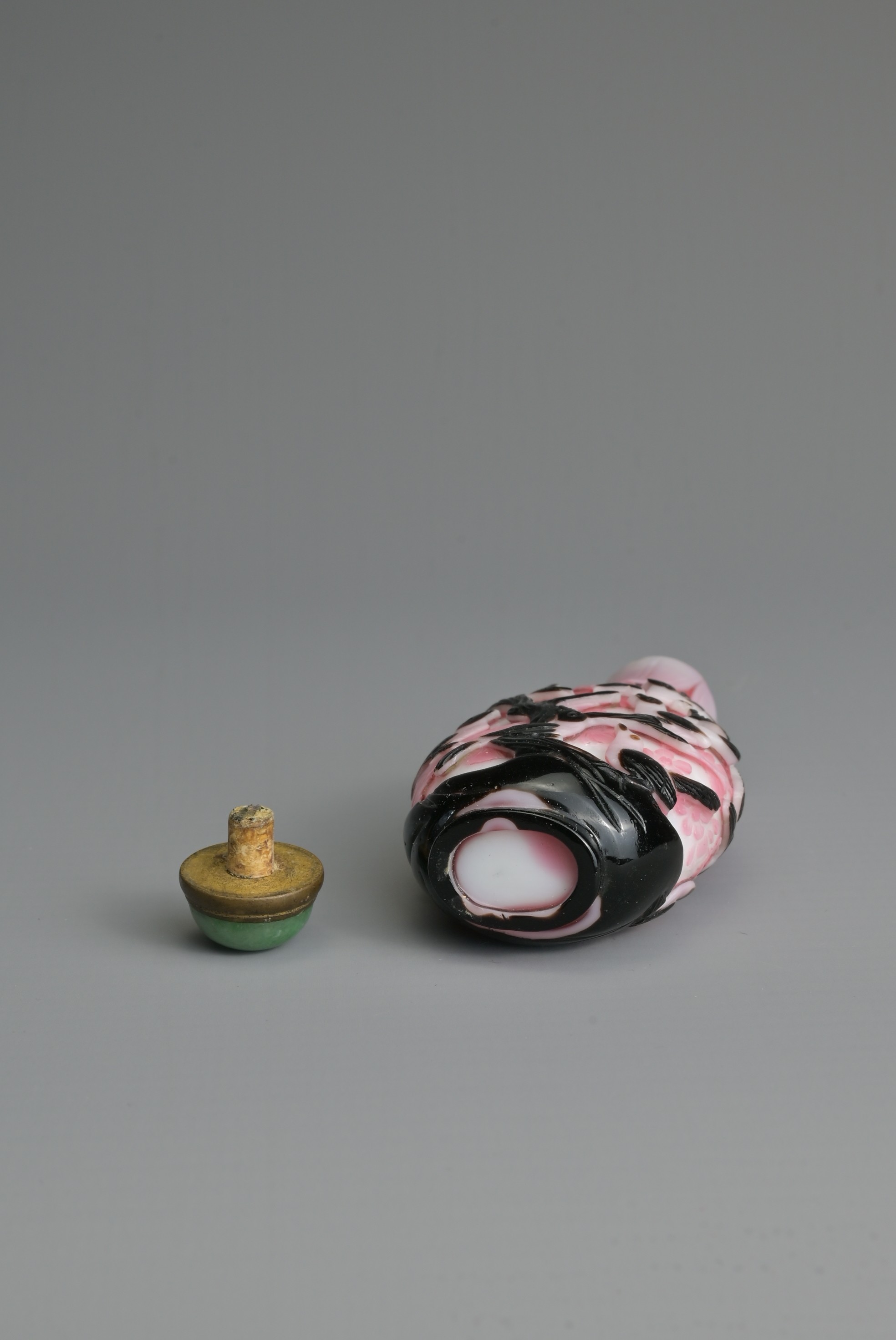 A CHINESE BLACK OVERLAY PINK AND WHITE SNUFF BOTTLE, QING DYNASTY. Of flattened ovoid form, well - Image 6 of 9