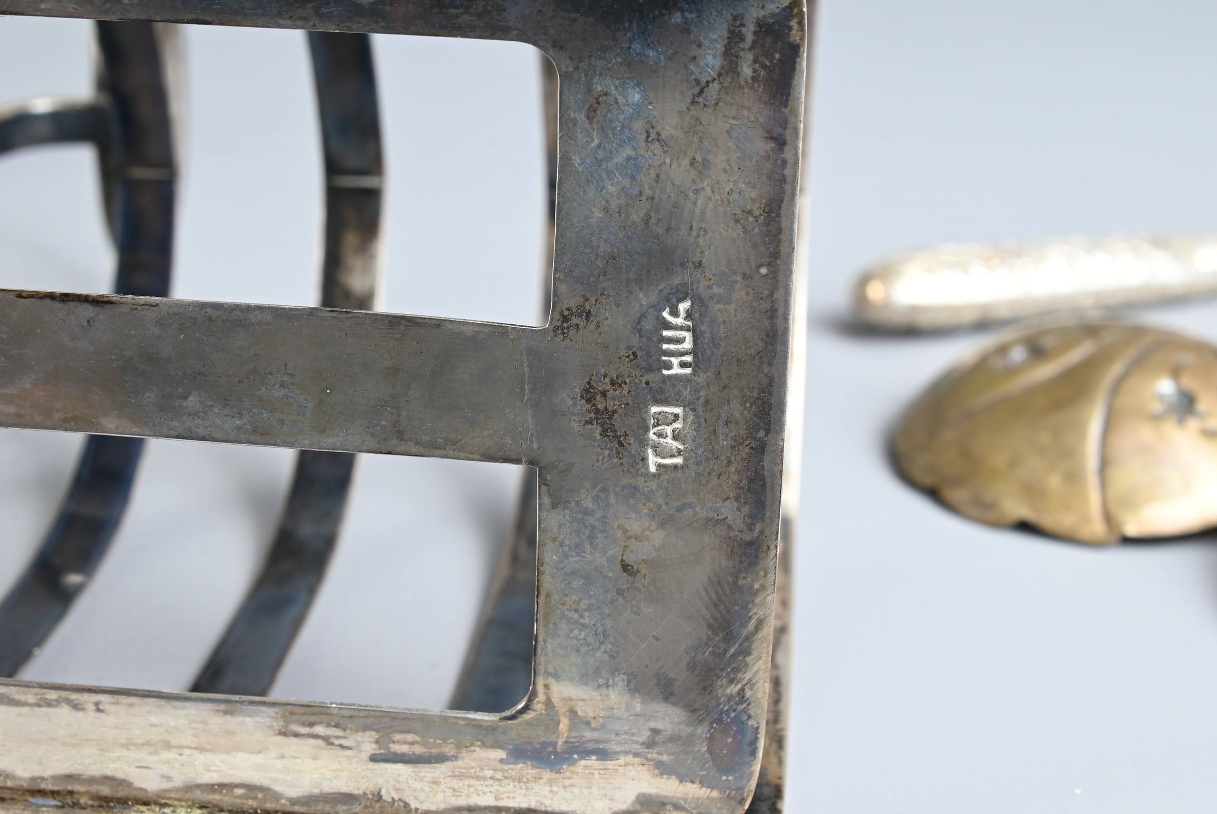 A GROUP OF CHINESE EXPORT SILVER ITEMS, 19/20TH CENTURY. To include a toast rack, stamped Tai Hua in - Image 5 of 6