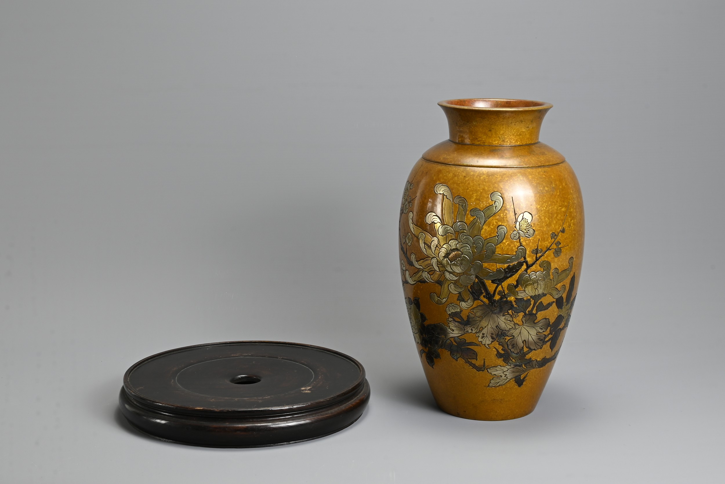 AN EARLY 20TH CENTURY JAPANESE PATINATED BRONZE OVIFORM VASE ON A TURNED WOODEN STAND. The vase - Image 5 of 6