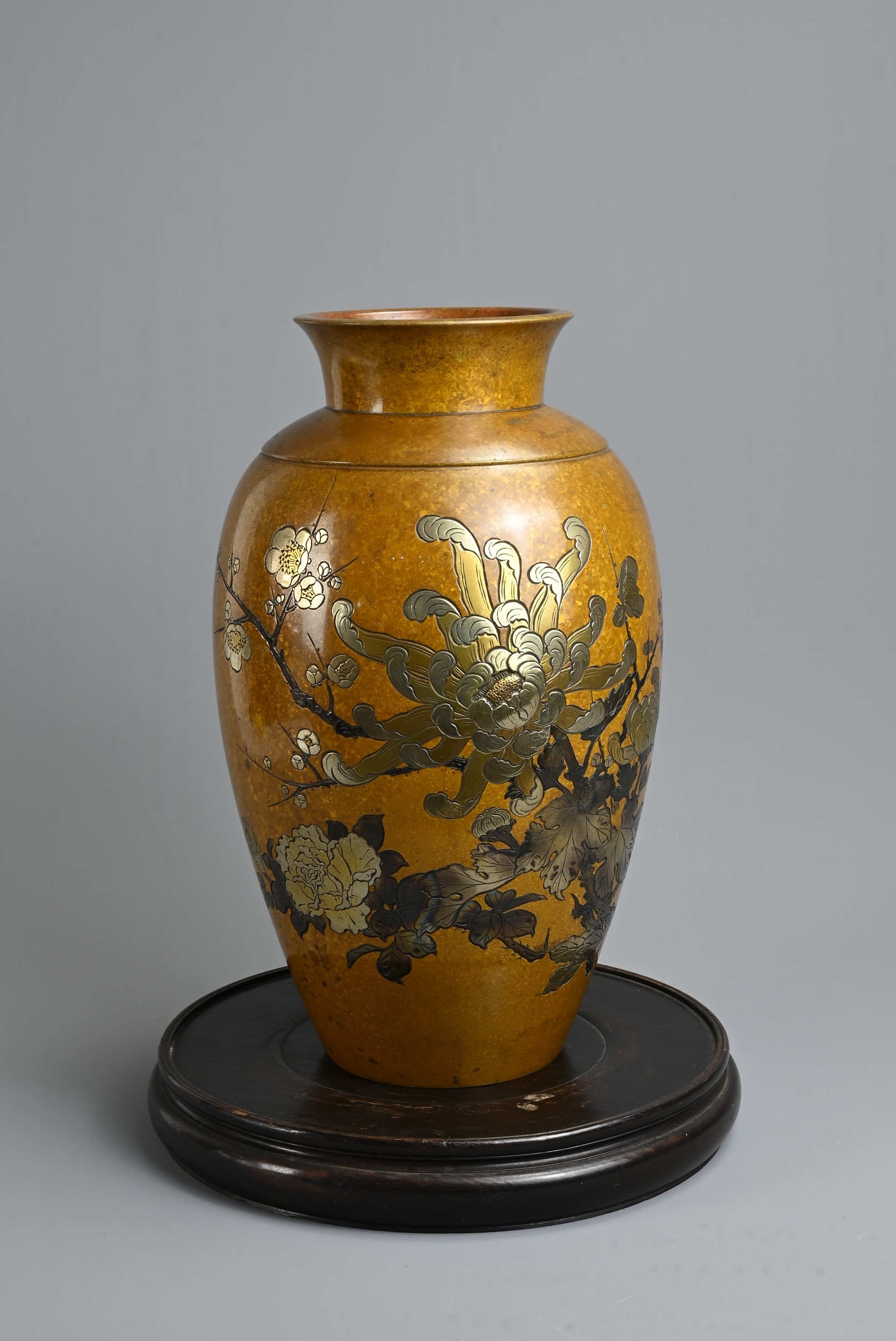 AN EARLY 20TH CENTURY JAPANESE PATINATED BRONZE OVIFORM VASE ON A TURNED WOODEN STAND. The vase