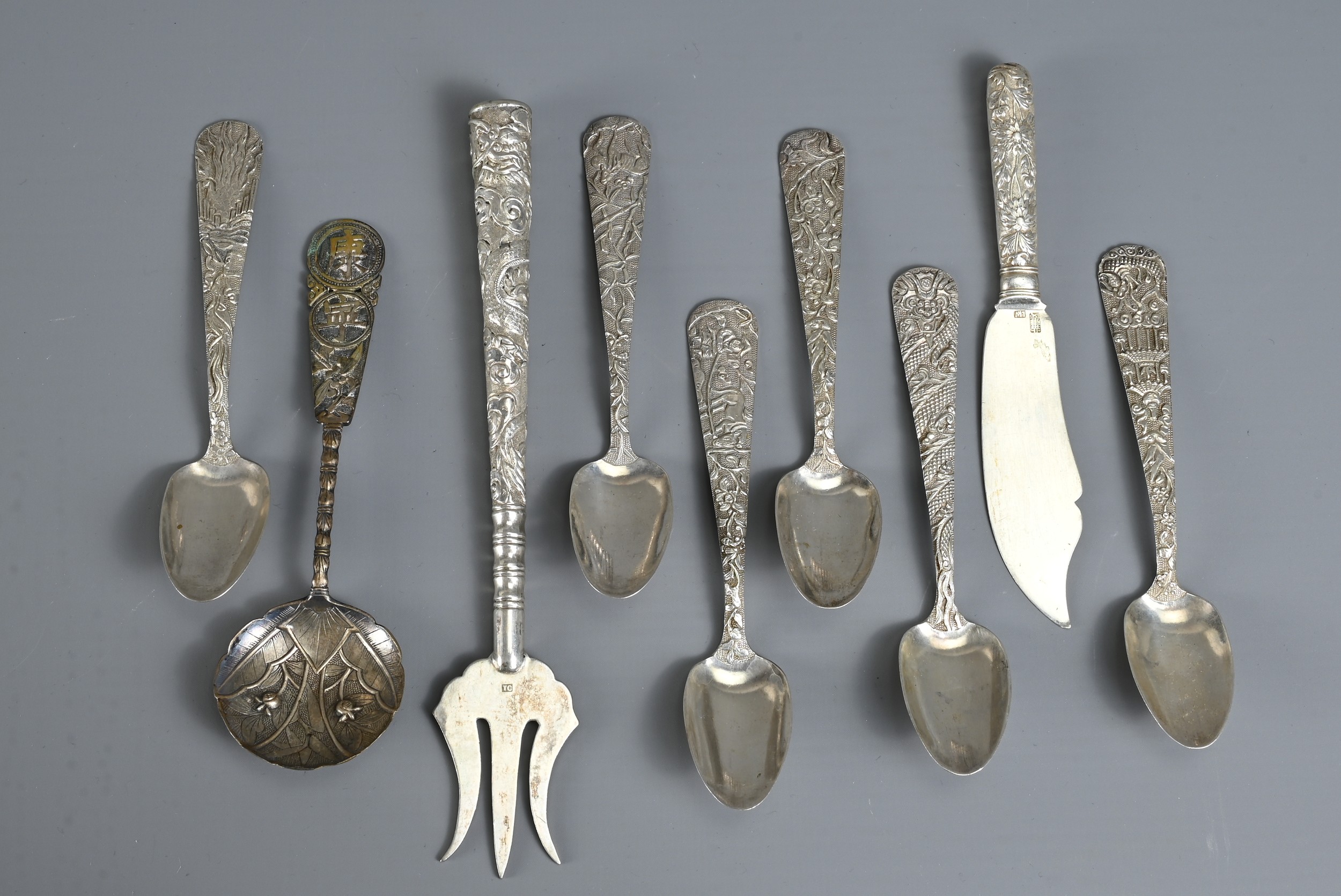 A GROUP OF CHINESE EXPORT SILVER ITEMS, 19/20TH CENTURY. To include a toast rack, stamped Tai Hua in - Image 2 of 6