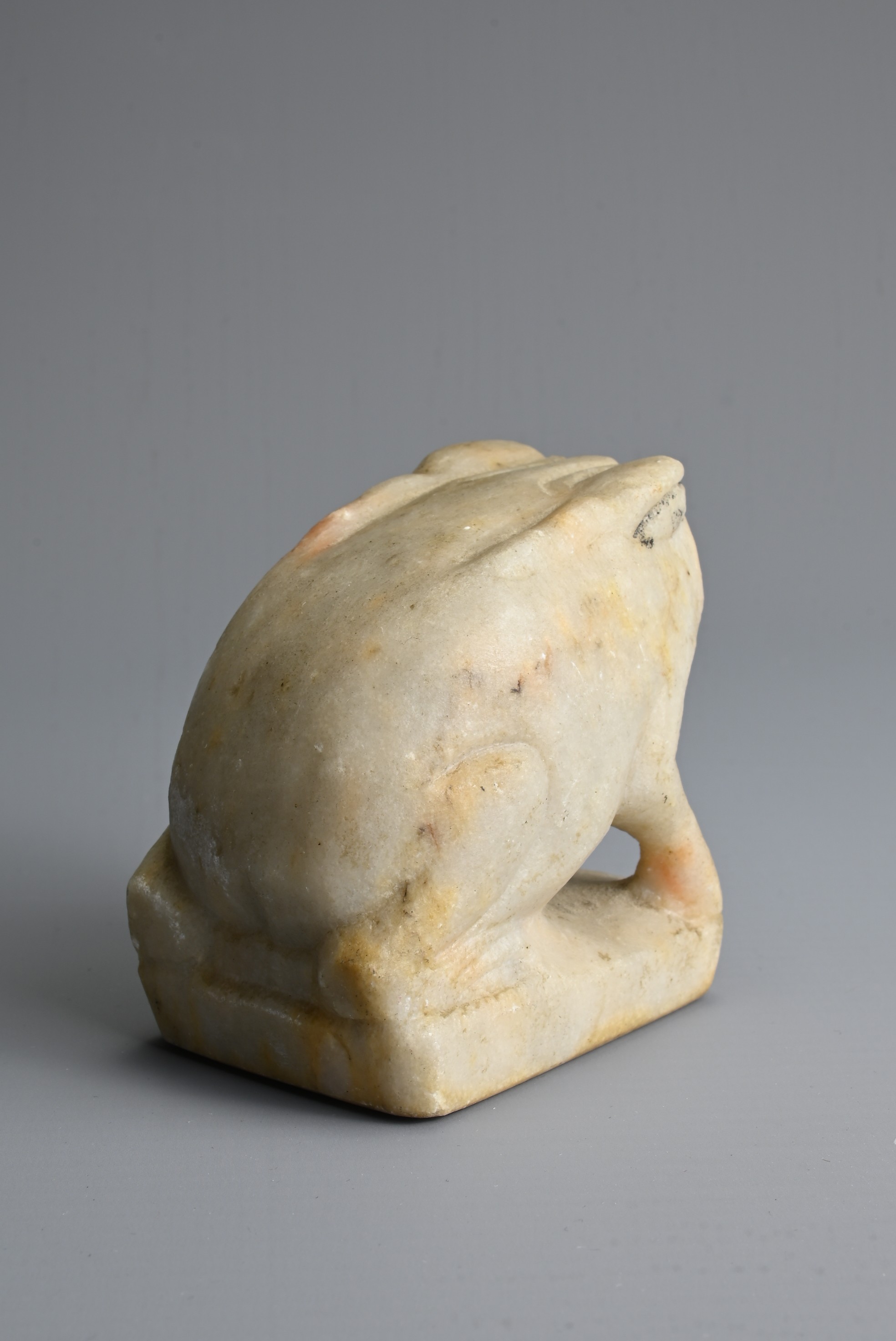 A CHINESE WHITE MABLE MODEL OF A FROG, TANG DYNASTY OR LATER. Seated on a rectangular base with - Image 4 of 7