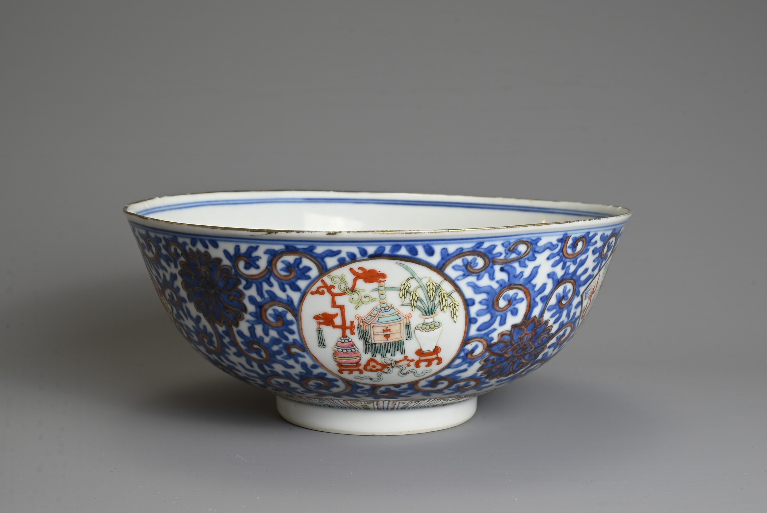 A CHINESE BLUE AND WHITE AND ENAMEL DECORATED PORCELAIN BOWL, LATE QING DYNASTY. Decorated with - Image 3 of 8