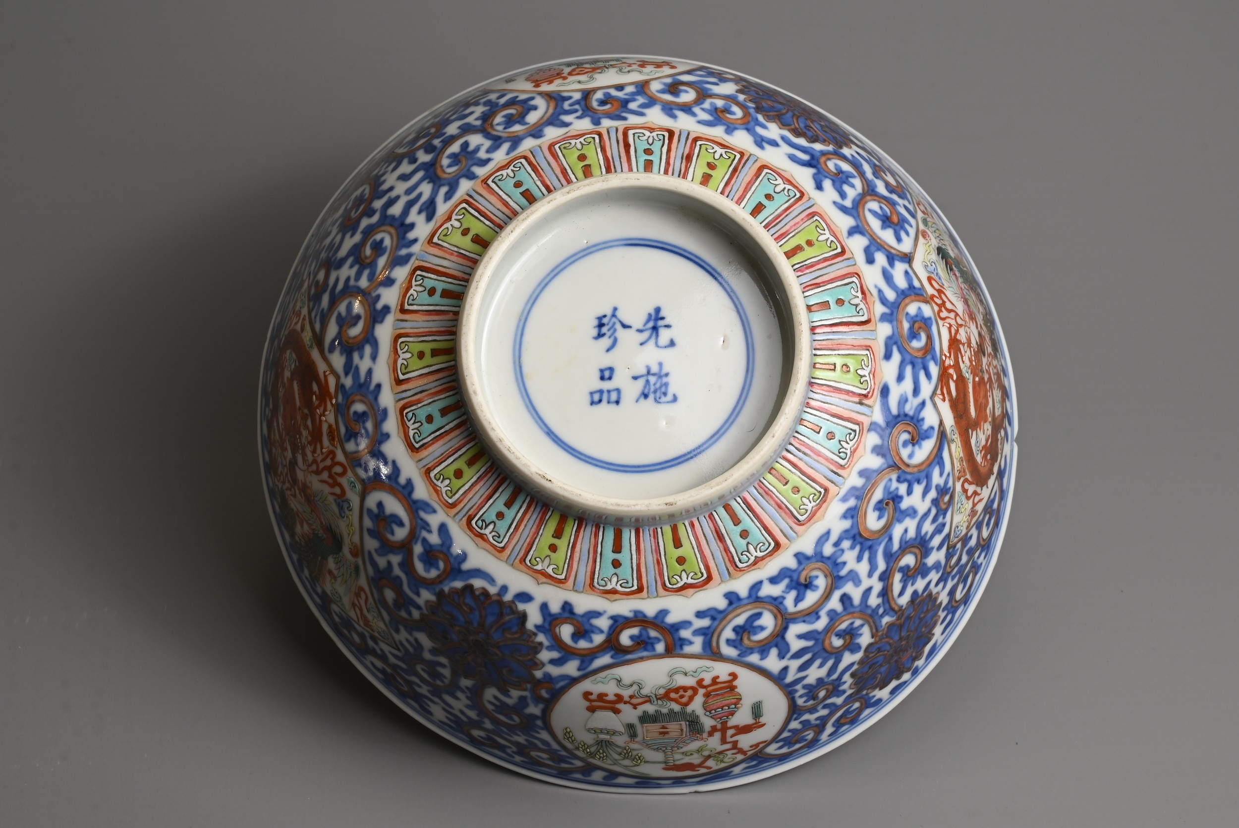 A CHINESE BLUE AND WHITE AND ENAMEL DECORATED PORCELAIN BOWL, LATE QING DYNASTY. Decorated with - Image 7 of 8