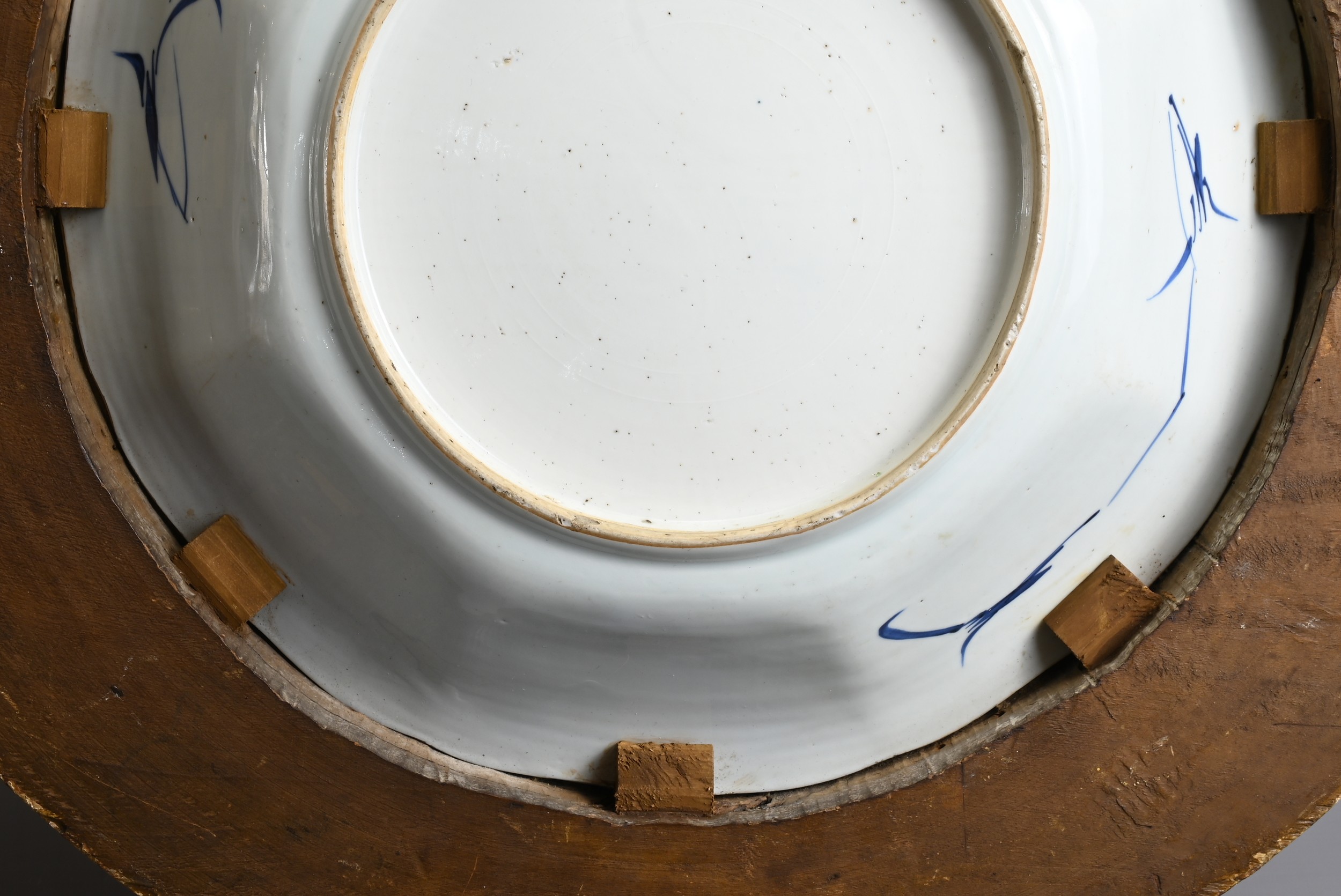 A LARGE CHINESE BLUE AND WHITE PORCELAIN DISH, 18TH CENTURY. The dish with octagonal lobbed sides - Image 5 of 8