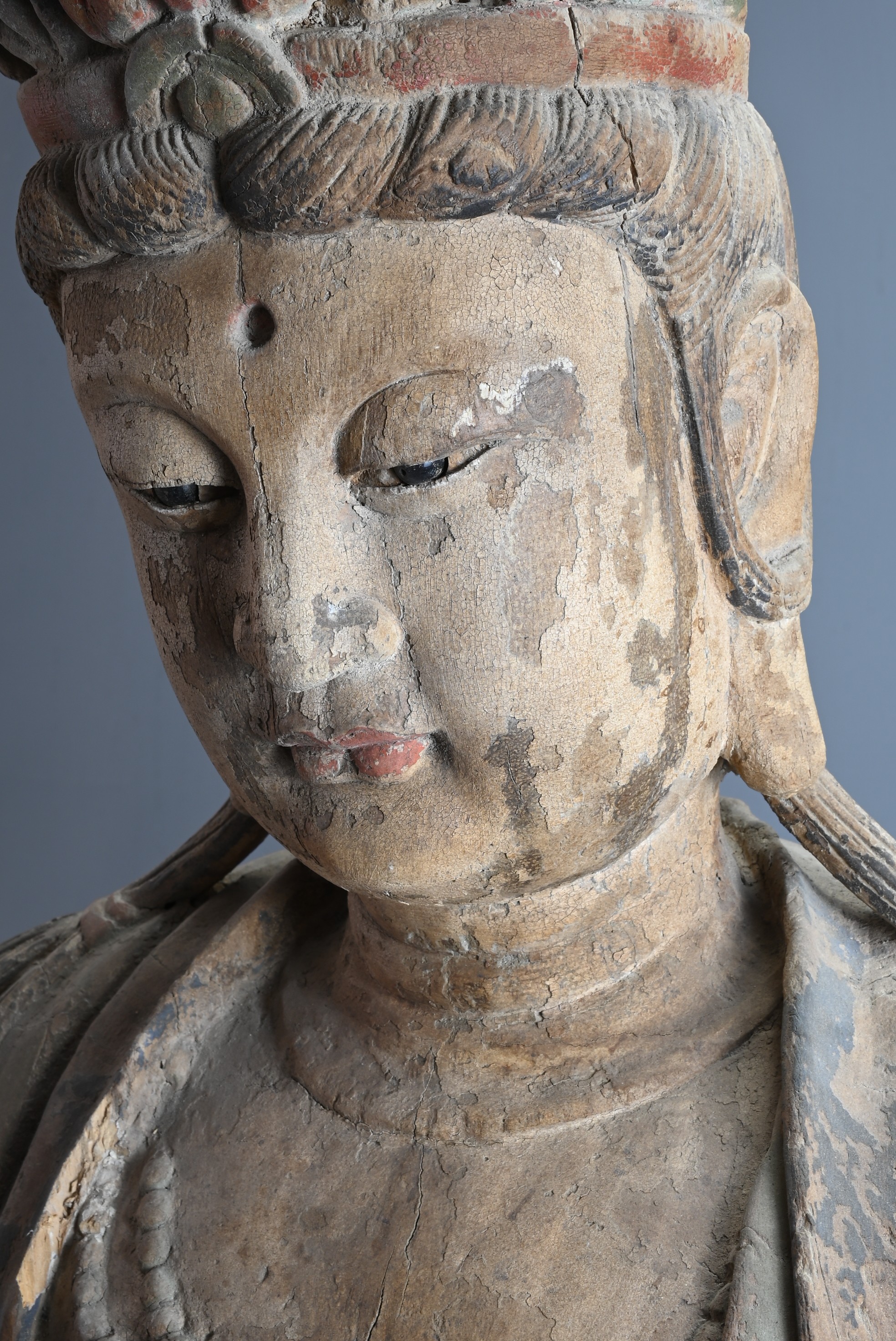 A VERY LARGE PAINTED WOOD FIGURE OF WATER MOON GUANYIN, MING / QING DYNASTY. The Bodhisattva - Image 6 of 10