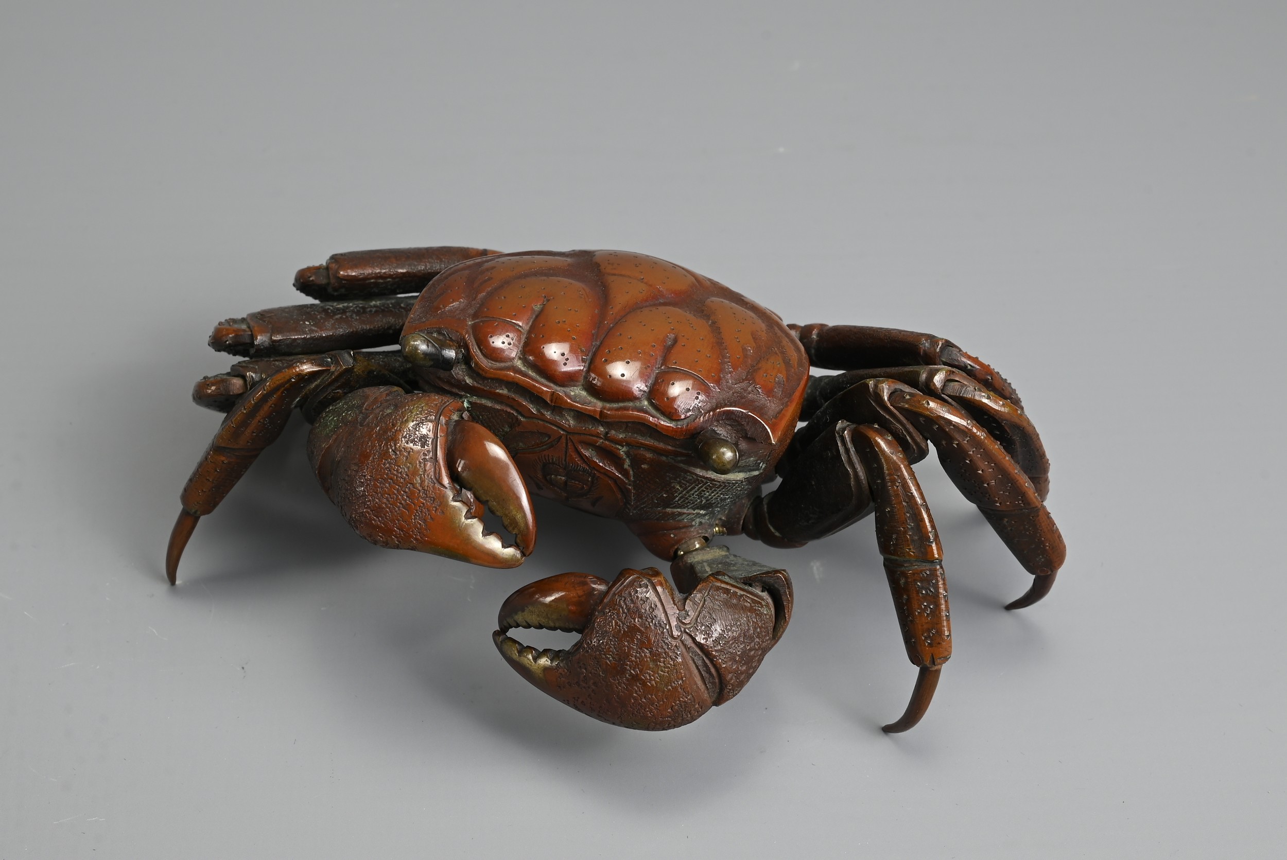 A JAPANESE MEIJI PERIOD (1868-1912) BRONZE JIZAI OKIMONO OF A CRAB. With articulated legs, claws and - Image 2 of 7
