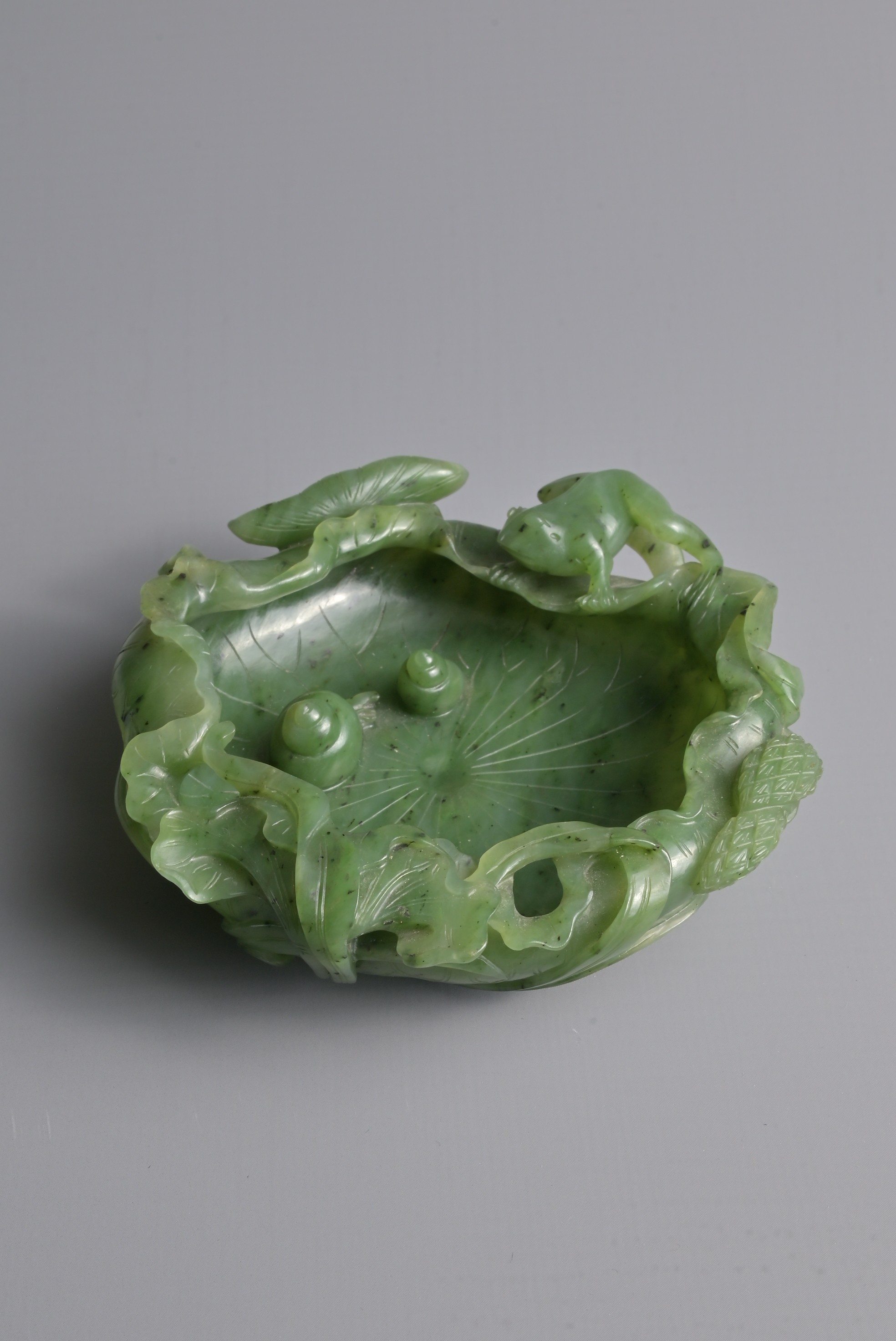 A FINE CHINESE SPINACH GREEN JADE BRUSH WASHER, QING DYNASTY. Finely carved shallow brush washer - Bild 3 aus 30