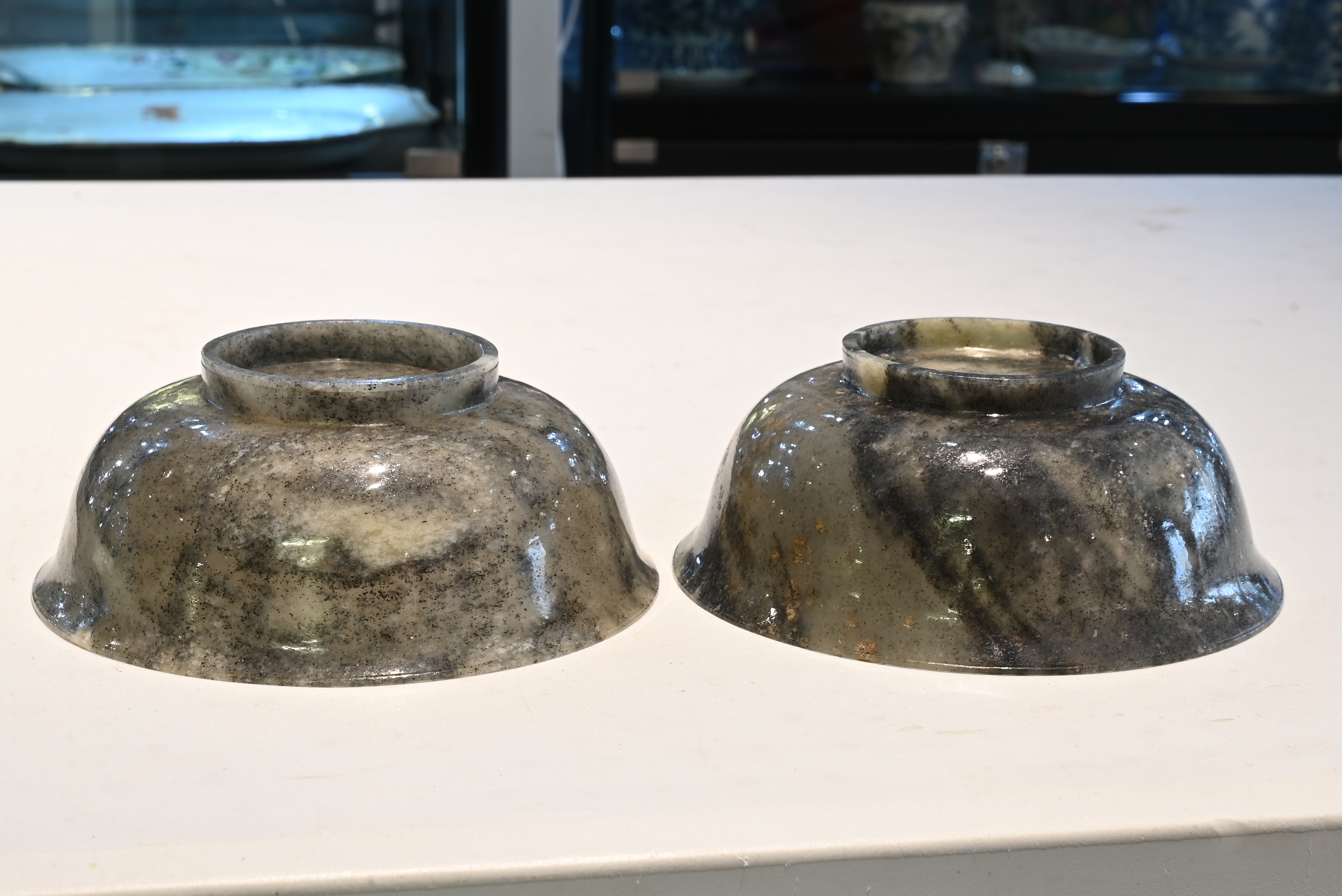 A FINE AND RARE PAIR OF CHINESE BLACK AND WHITE STRIATED NEPHRITE JADE BOWLS, 18/19TH CENTURY. - Bild 31 aus 32