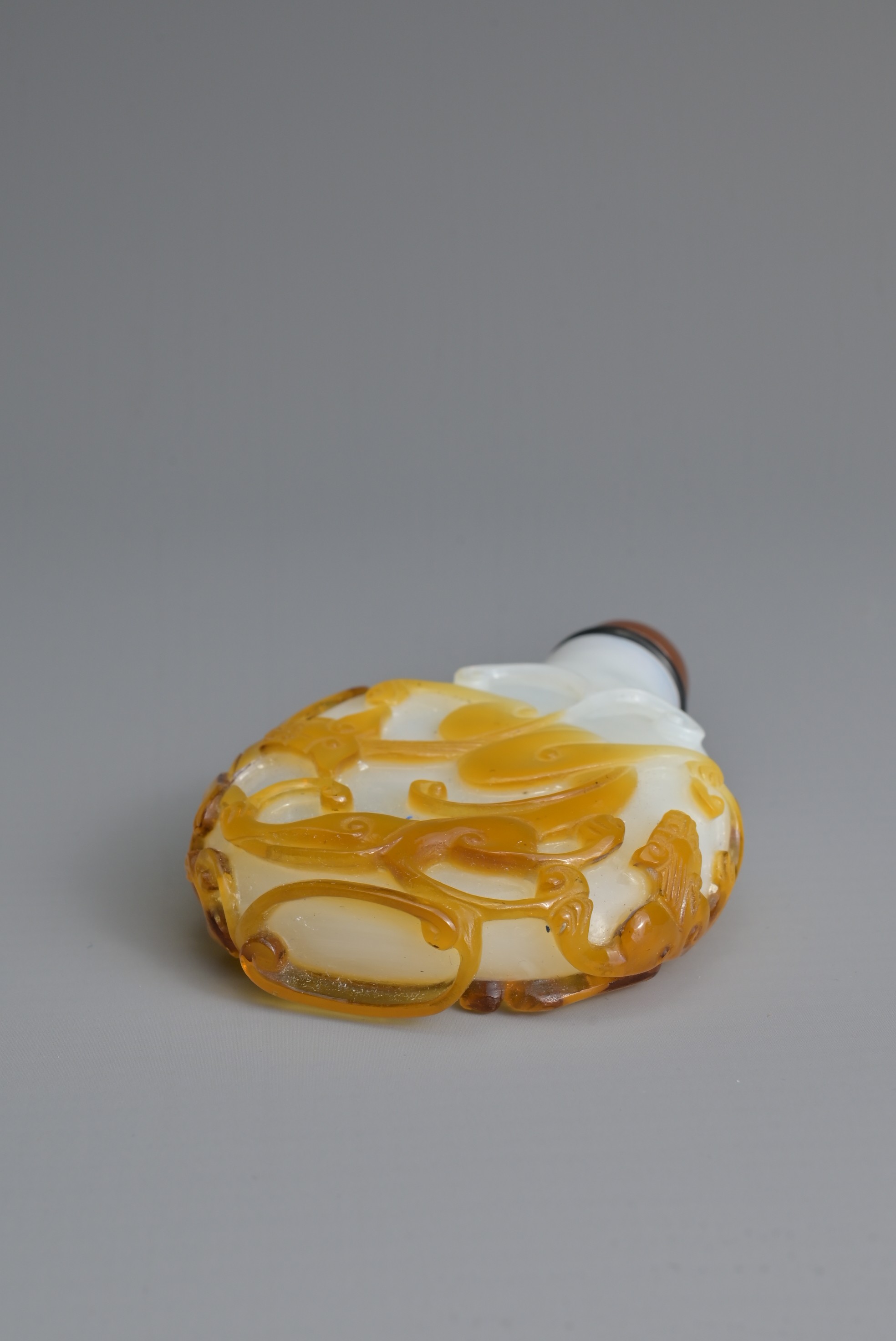 A CHINESE AMBER OVERLAY GLASS SNUFF BOTTLE, QING DYNASTY. Of flattened ovoid form featuring - Image 6 of 7