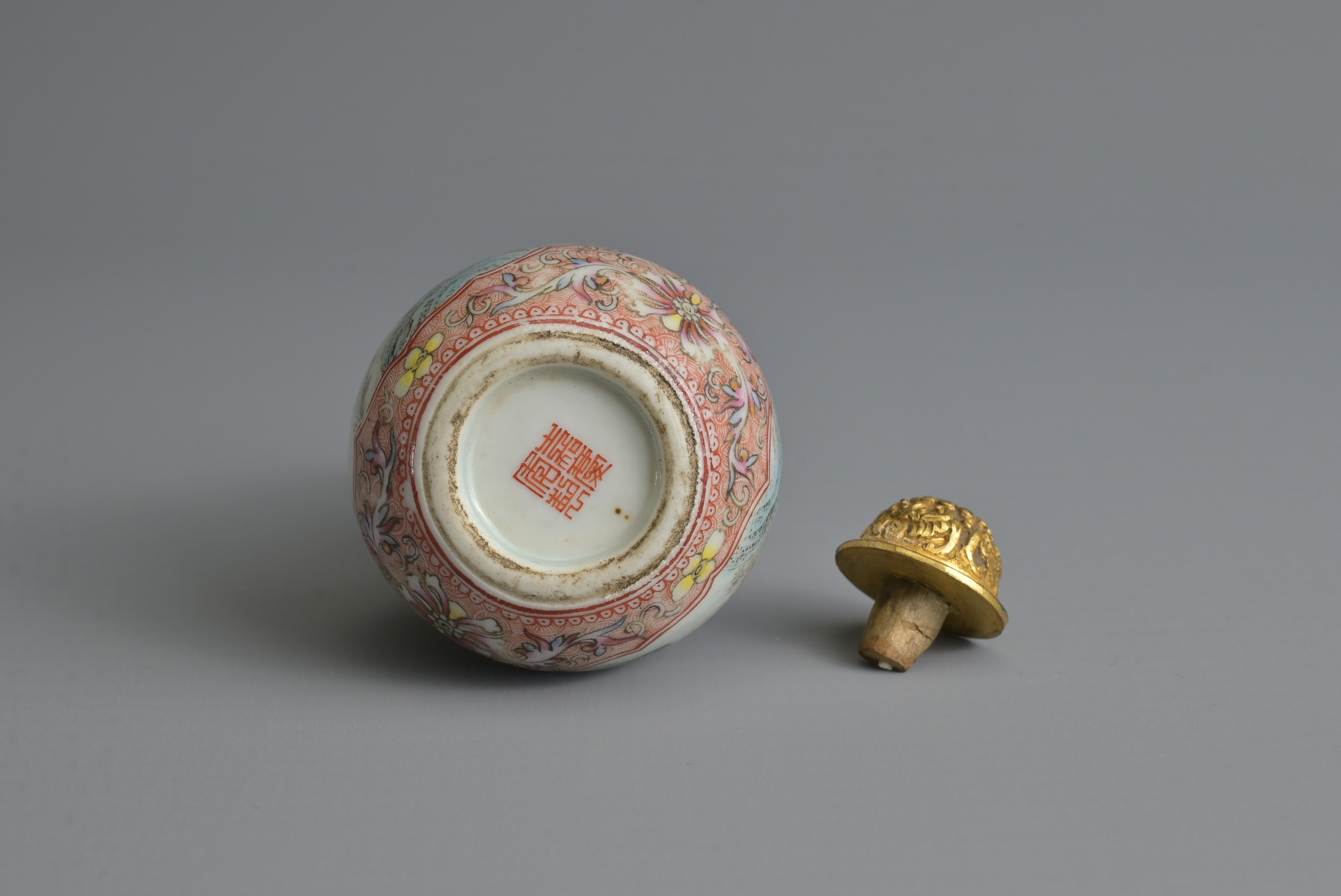 A CHINESE FAMILLE ROSE PORCELAIN SNUFF BOTTLE, 19TH CENTURY. In the form of a double gourd painted - Image 7 of 9