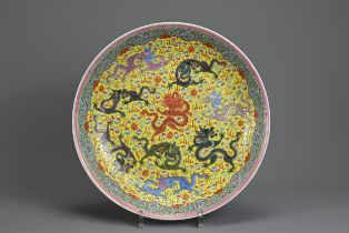 A LARGE CHINESE FAMILLE ROSE ENAMELLED PORCELAIN DISH, EARLY 20TH CENTURY. Decorated to the interior