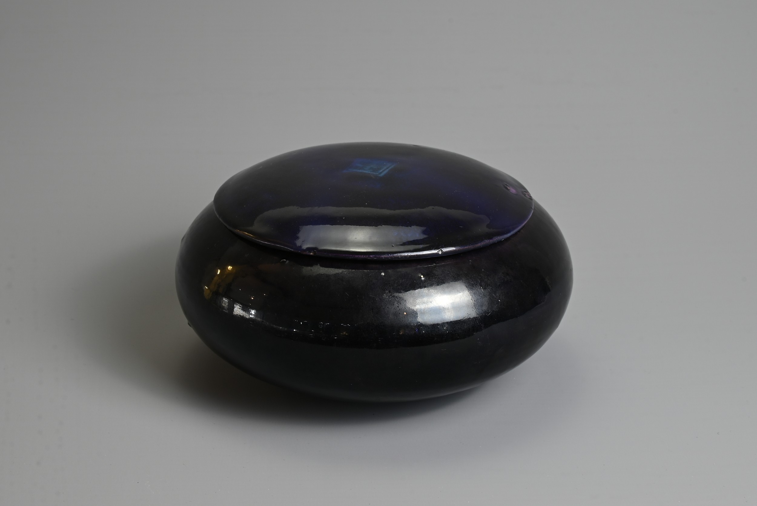 A RARE CHINESE AUBERGINE AND TURQUOISE GLAZED ALMS BOWL AND COVER, 18/19TH CENTURY. Of squat