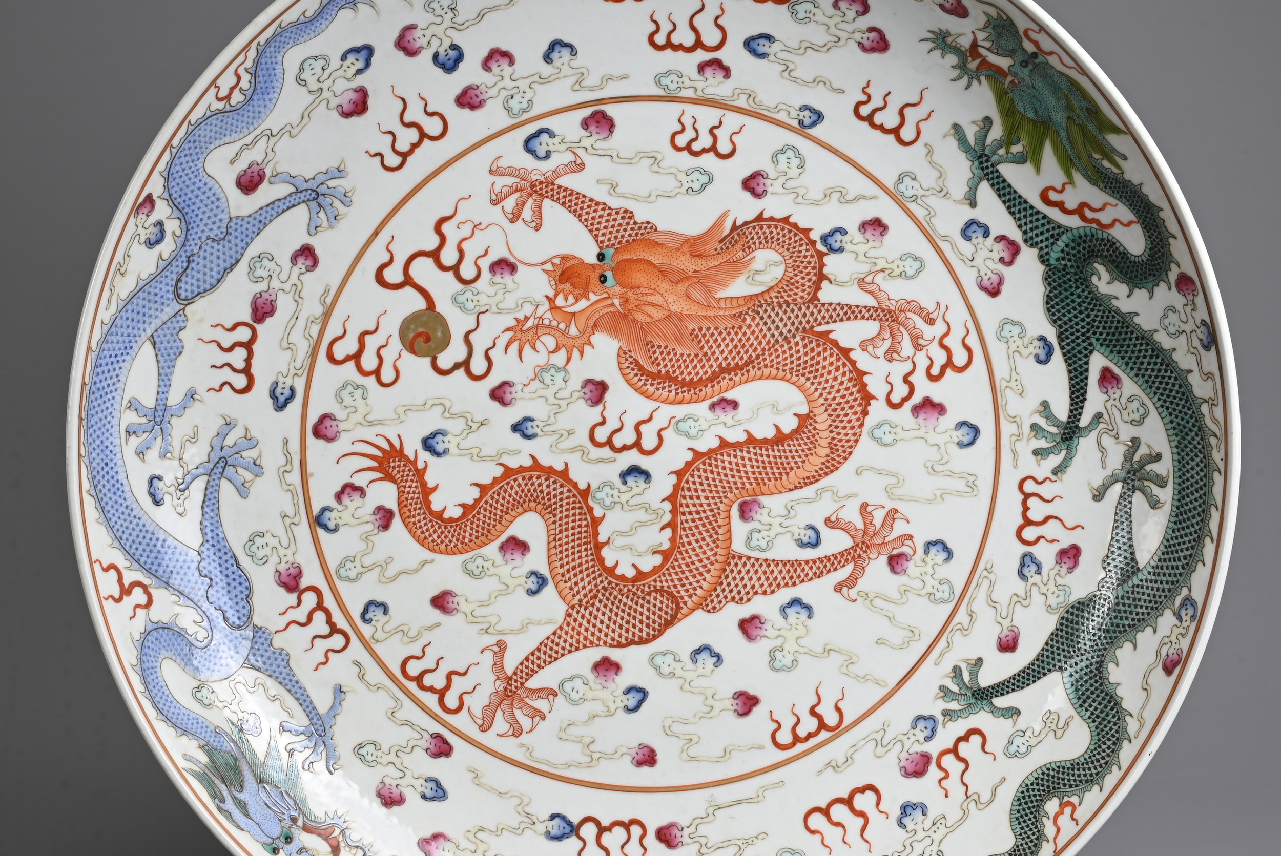A LARGE CHINESE FAMILLE ROSE PORCELAIN DRAGON DISH, 19/20TH CENTURY. With deep rounded sides - Image 3 of 10