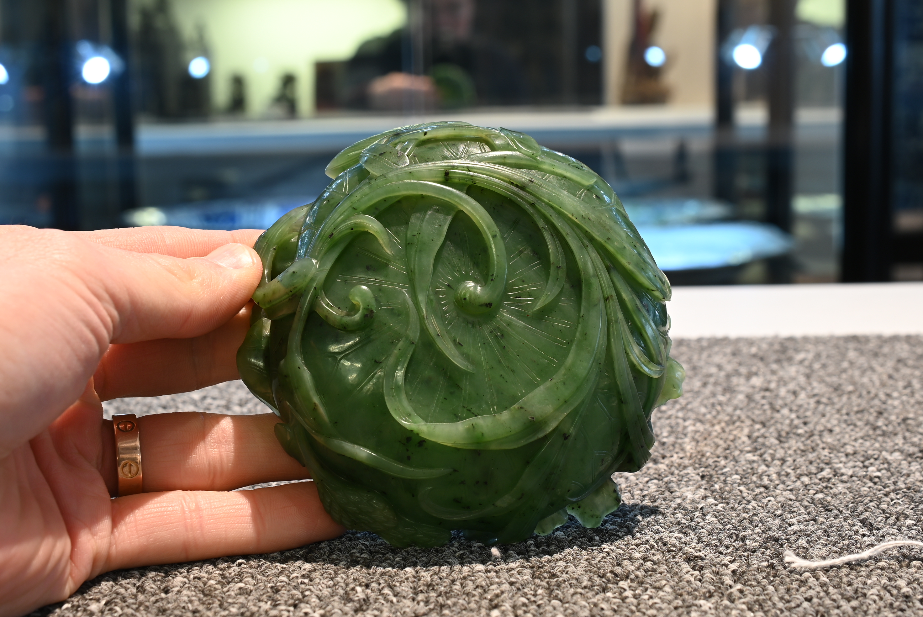 A FINE CHINESE SPINACH GREEN JADE BRUSH WASHER, QING DYNASTY. Finely carved shallow brush washer - Image 29 of 30