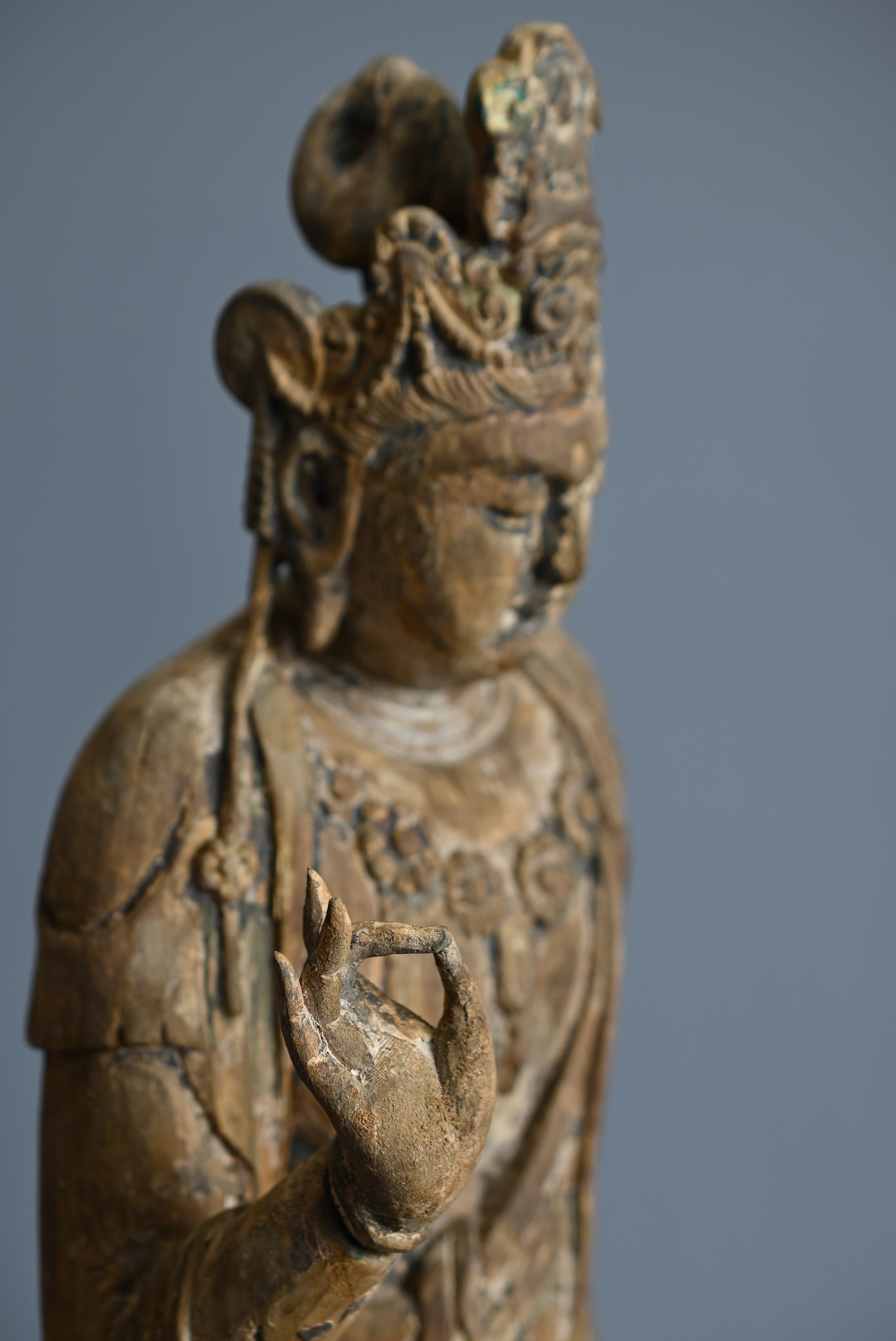 A FINE CHINESE PAINTED WOOD FIGURE OF GUANYIN, MING DYNASTY. Seated on an openwork pedestal with - Image 7 of 8