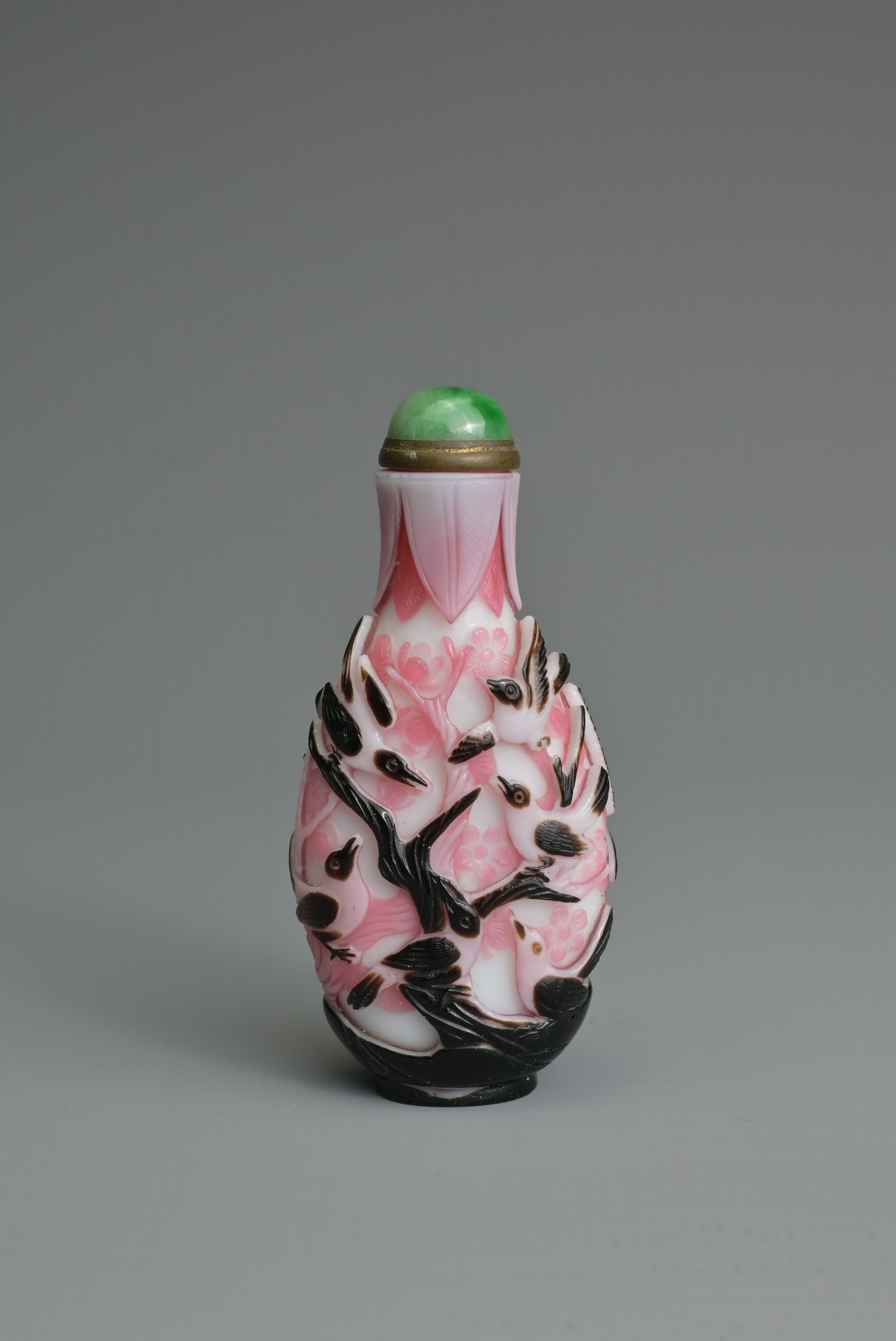 A CHINESE BLACK OVERLAY PINK AND WHITE SNUFF BOTTLE, QING DYNASTY. Of flattened ovoid form, well - Image 2 of 9