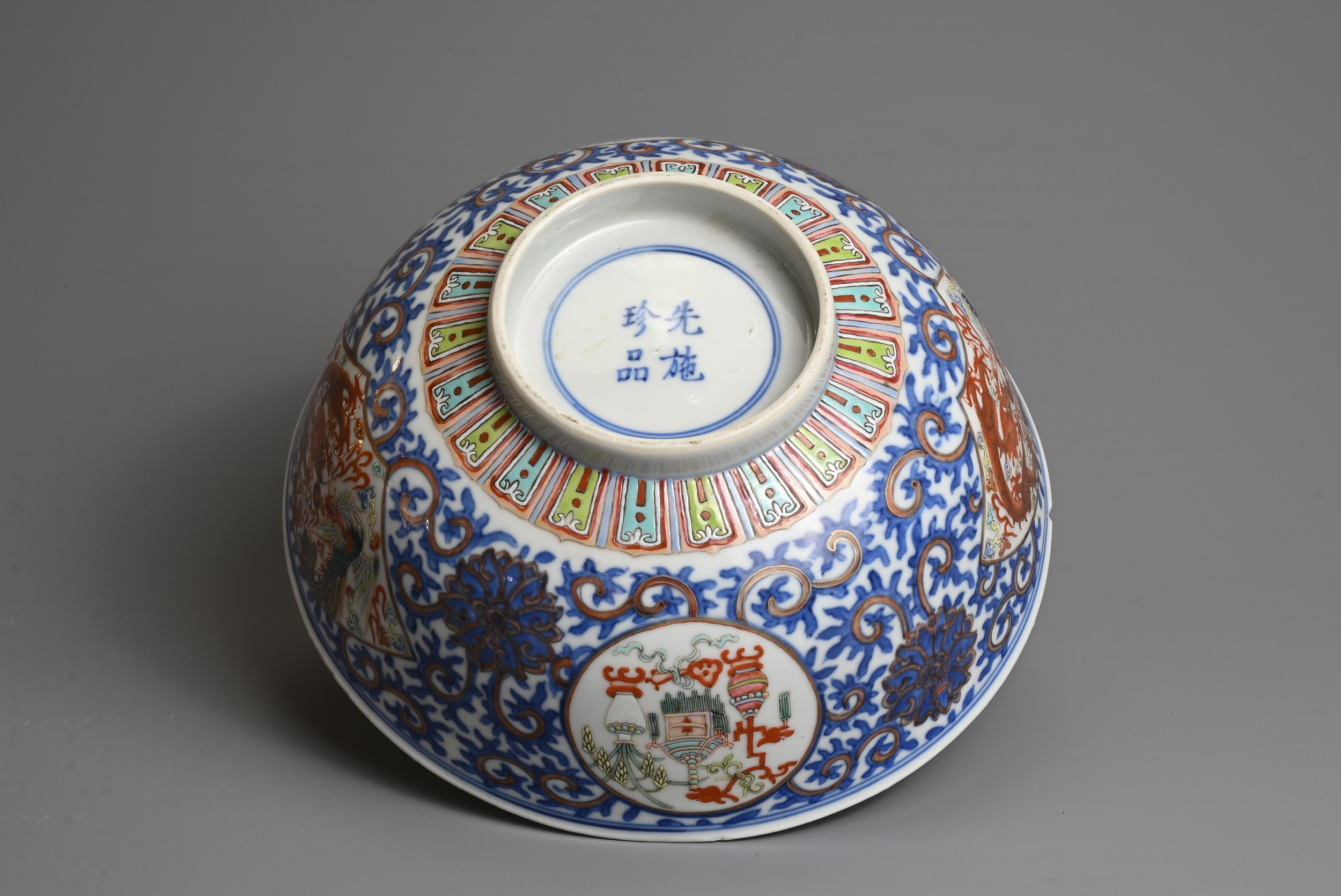A CHINESE BLUE AND WHITE AND ENAMEL DECORATED PORCELAIN BOWL, LATE QING DYNASTY. Decorated with - Image 6 of 8