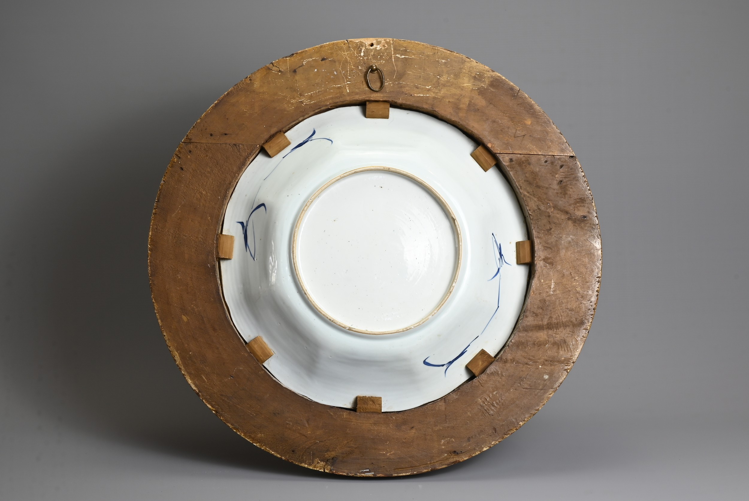 A LARGE CHINESE BLUE AND WHITE PORCELAIN DISH, 18TH CENTURY. The dish with octagonal lobbed sides - Image 3 of 8