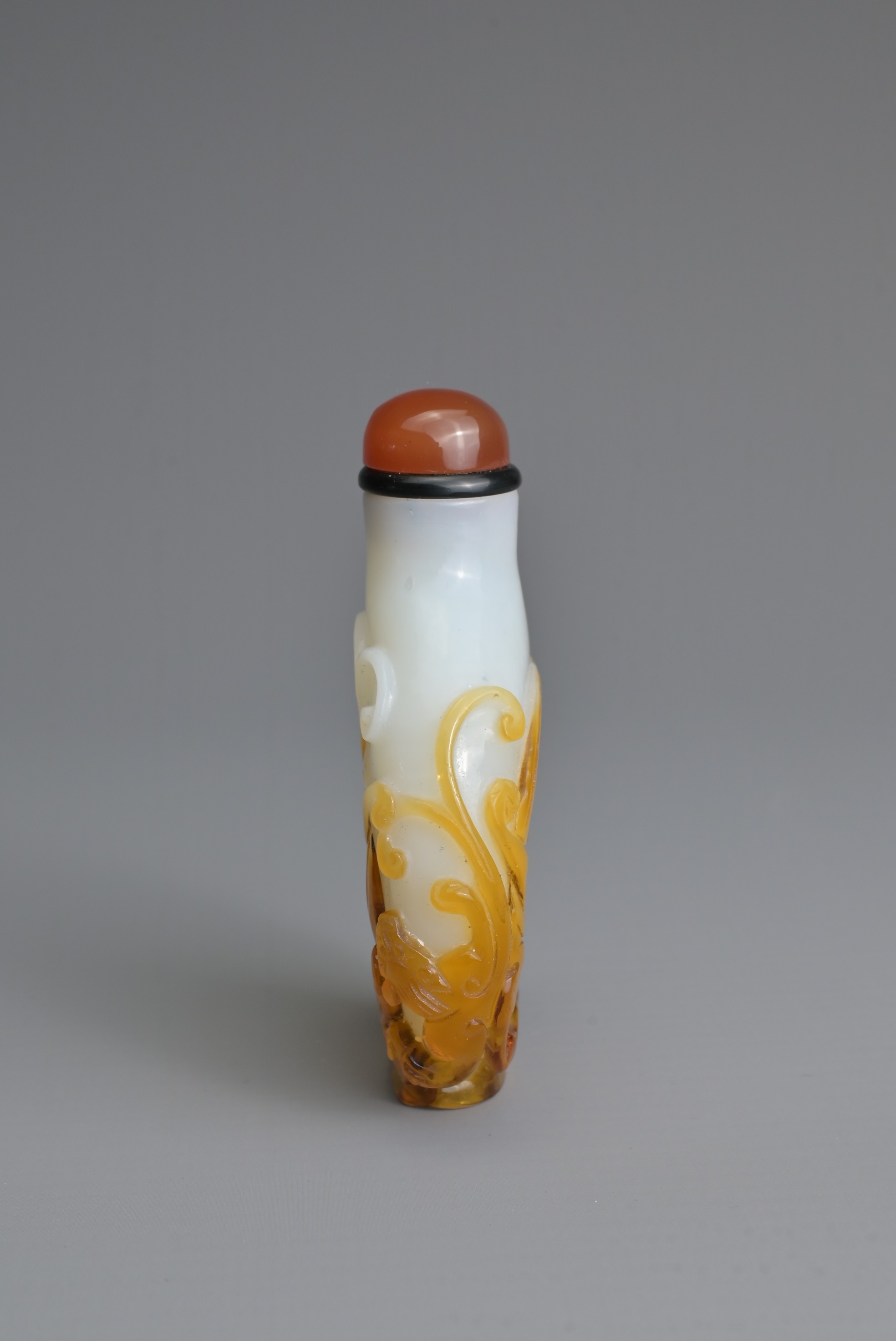 A CHINESE AMBER OVERLAY GLASS SNUFF BOTTLE, QING DYNASTY. Of flattened ovoid form featuring - Bild 3 aus 7