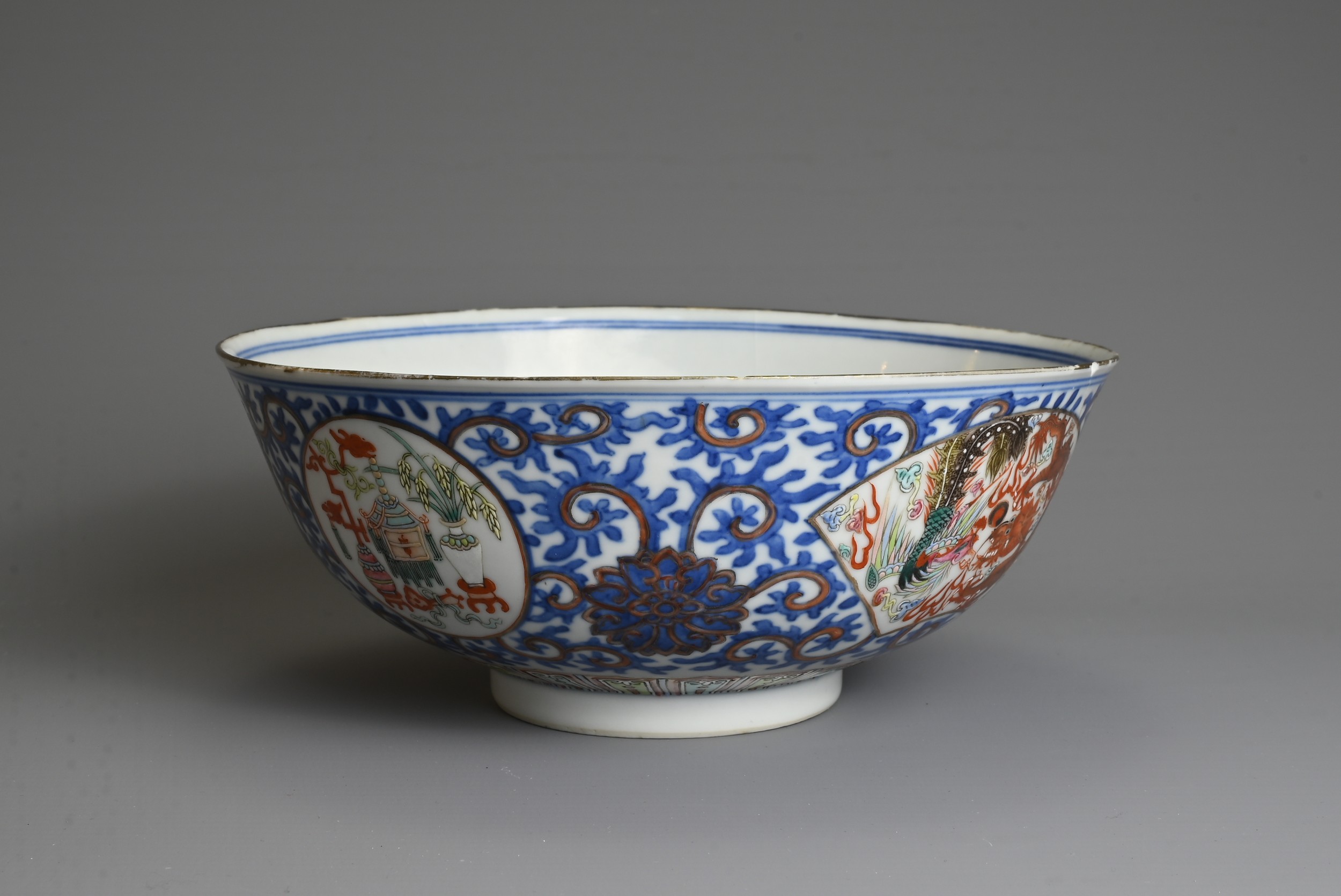 A CHINESE BLUE AND WHITE AND ENAMEL DECORATED PORCELAIN BOWL, LATE QING DYNASTY. Decorated with - Image 4 of 8