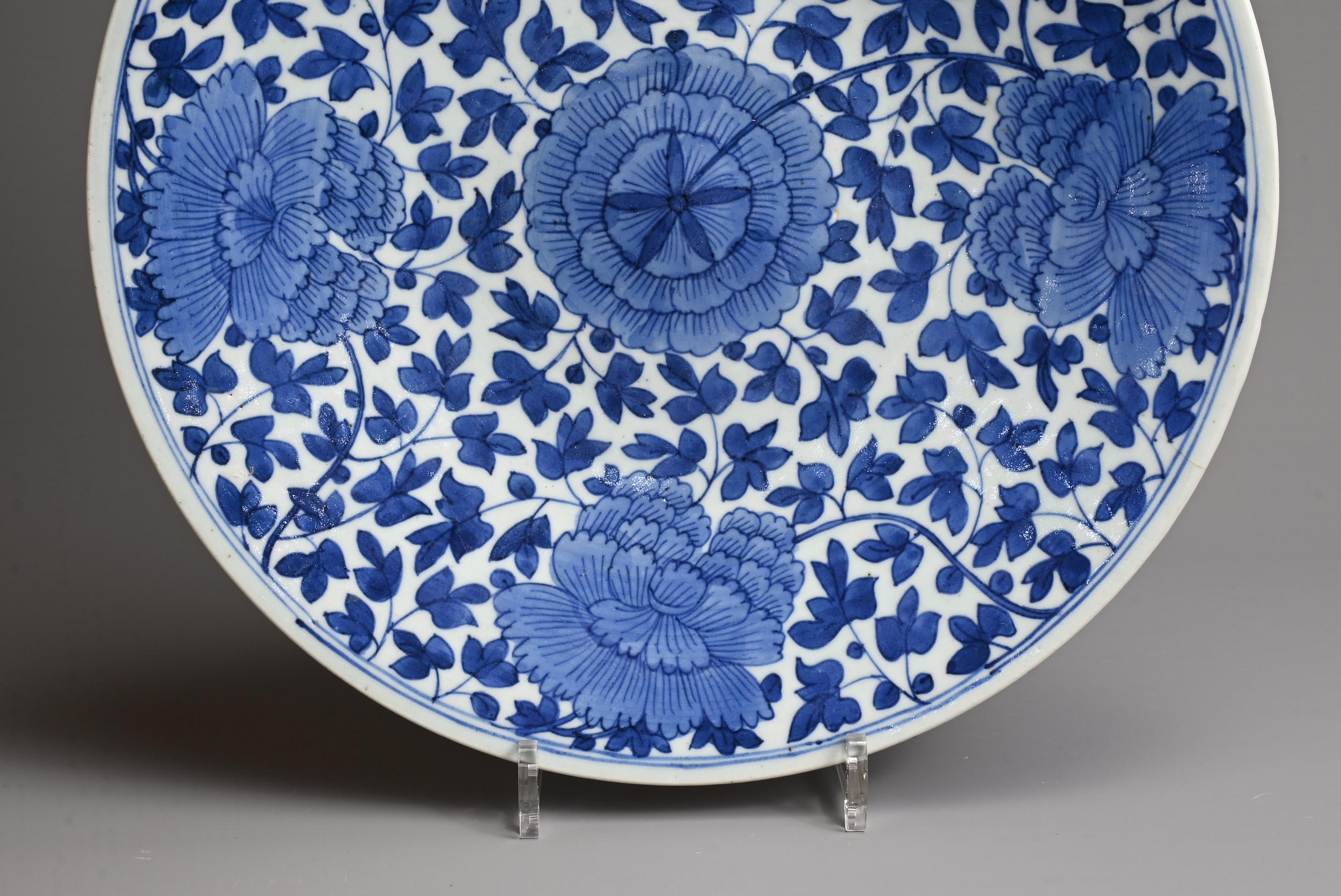 A LARGE CHINESE BLUE AND WHITE PORCELAIN DISH, QING DYNASTY. Decorated with large peony blooms - Image 3 of 8