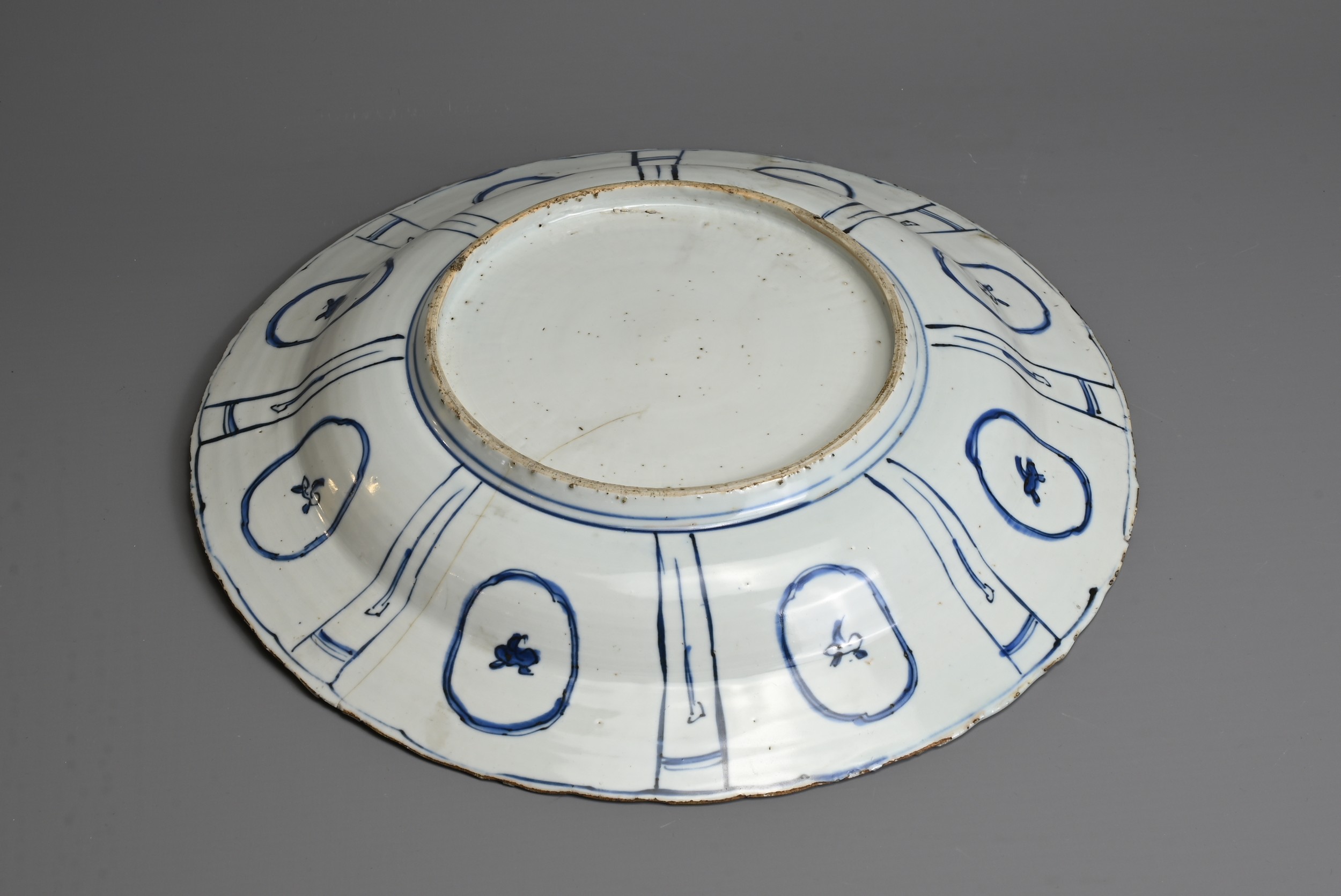 A CHINESE BLUE AND WHITE PORCELAIN KRAAK DISH, MING DYNASTY. Decorated with ducks at a lotus pond - Image 5 of 6