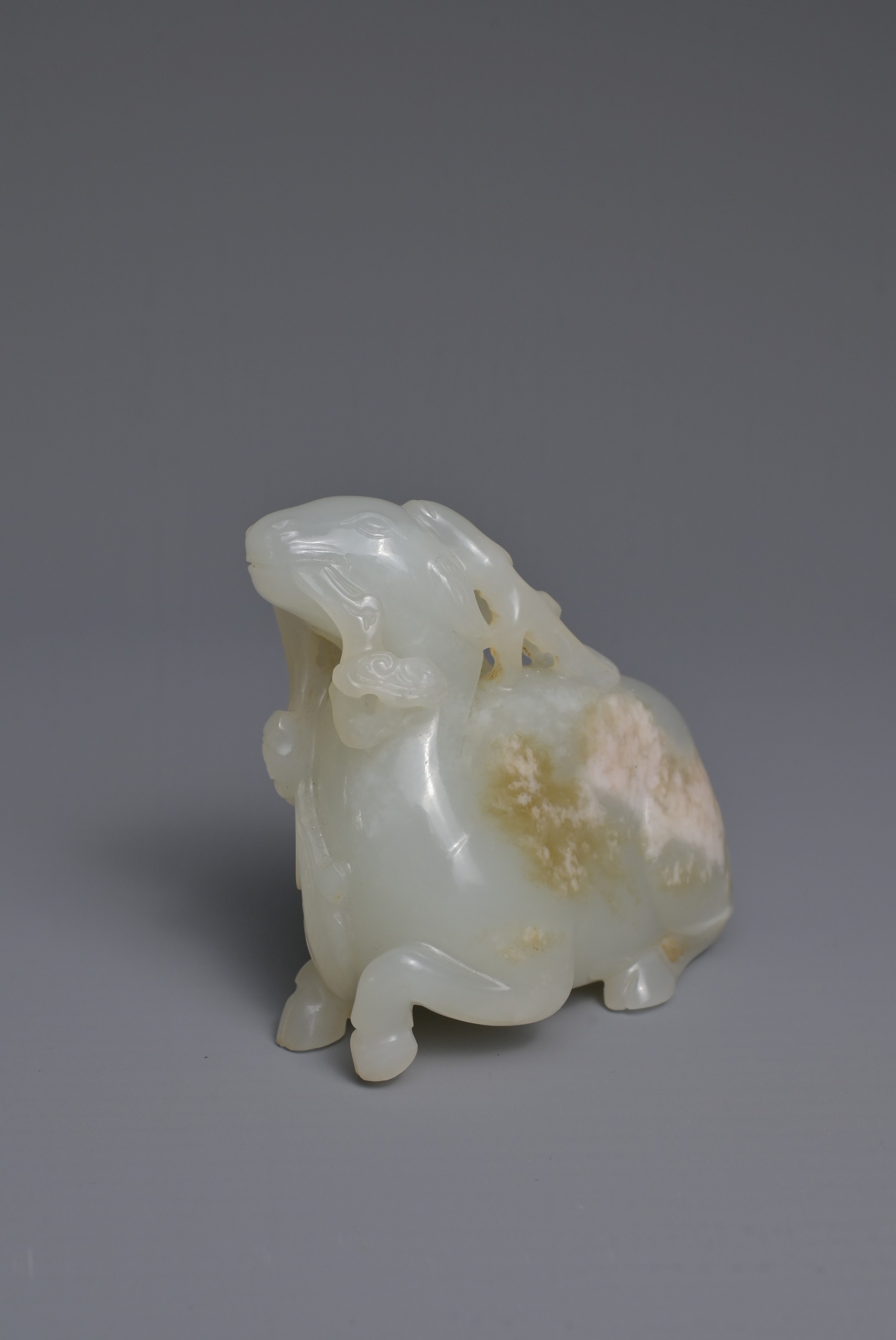 A CHINESE WHITE JADE CARVING OF A DEER, QING DYNASTY. Carved and pierced in the form of a - Bild 4 aus 16